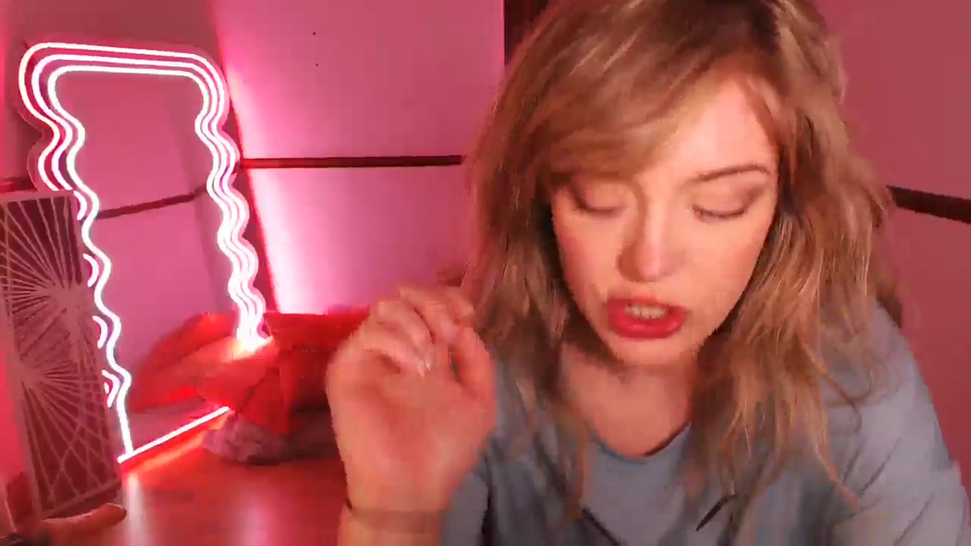 Gallery image thumbnail from KittyCash3w's myfreecams stream on, 04/08/2026, 18:31 image 19 of 20