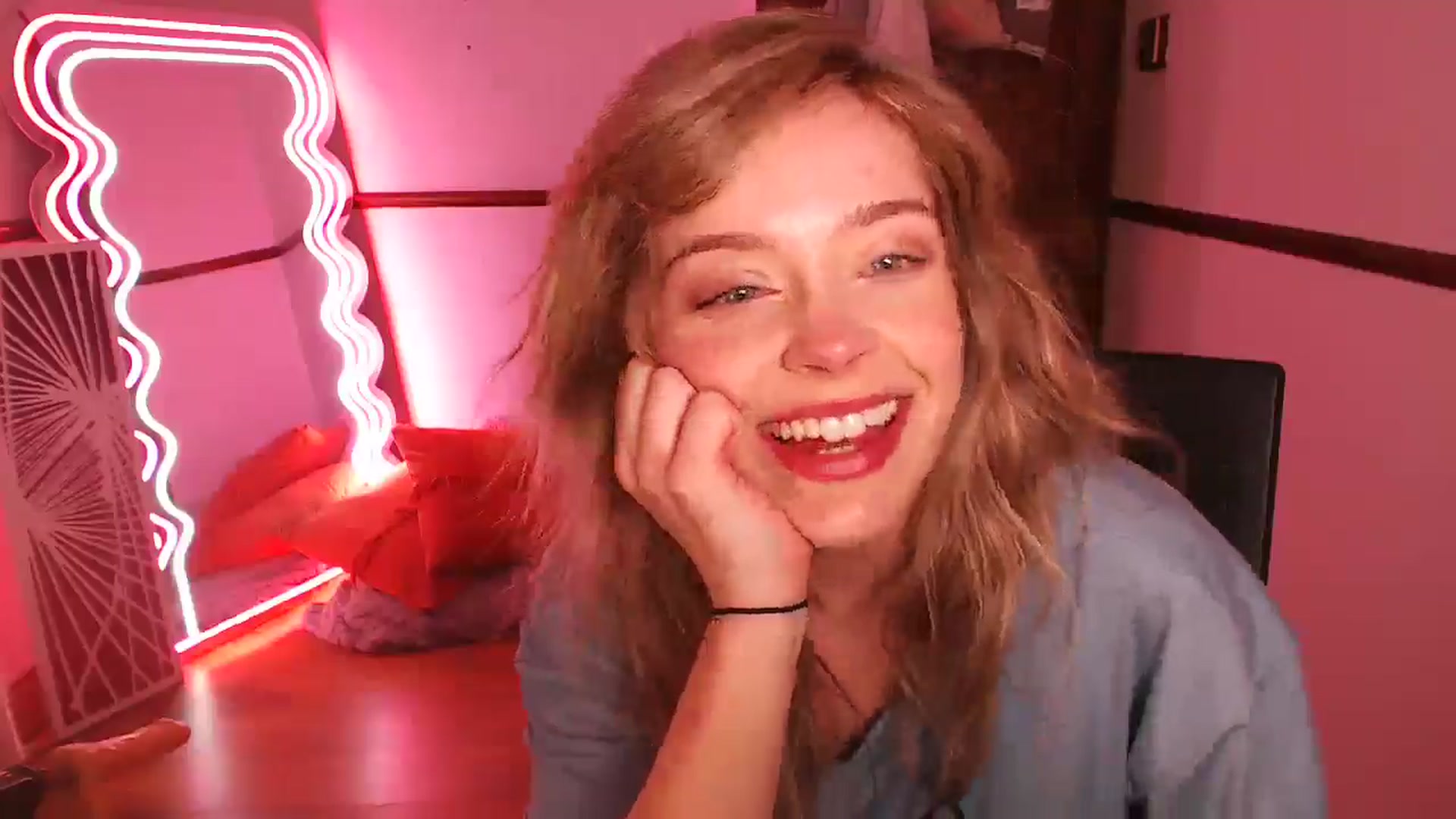 Gallery image thumbnail from KittyCash3w's myfreecams stream on, 04/08/2026, 18:31 image 14 of 20