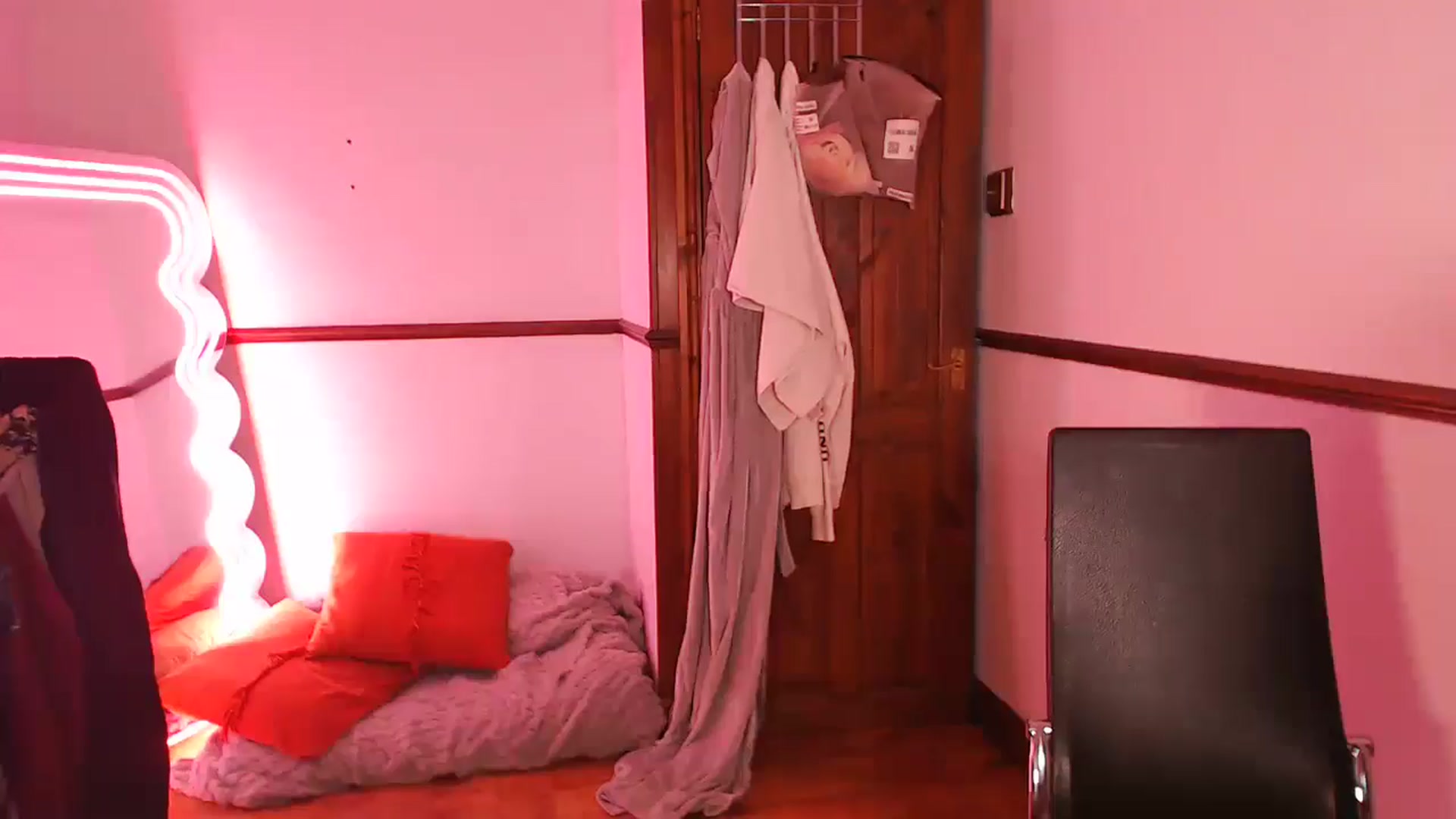 Gallery image thumbnail from KittyCash3w's myfreecams stream on, 04/10/2026, 18:00 image 18 of 20