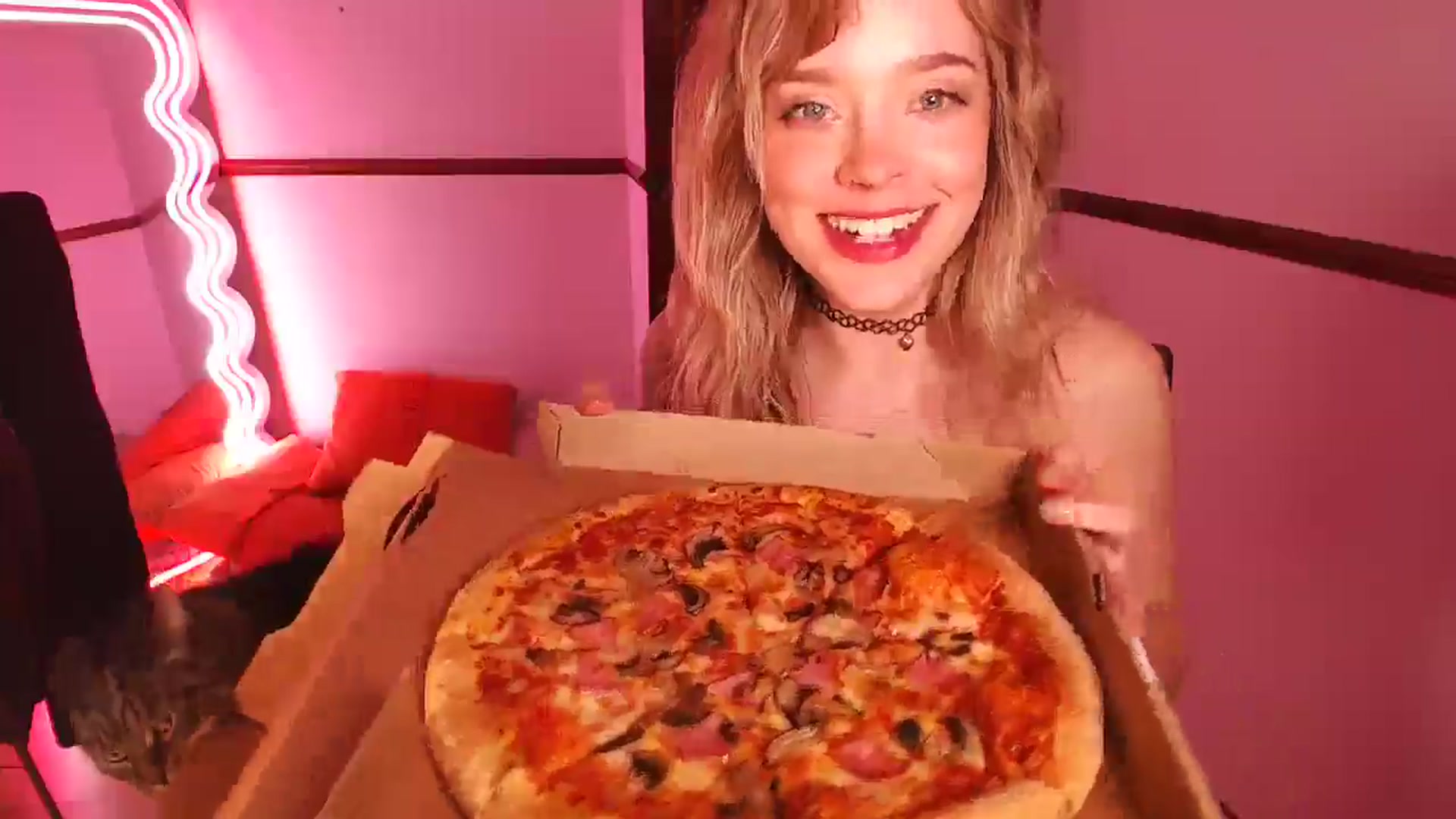 Gallery image thumbnail from KittyCash3w's myfreecams stream on, 04/10/2026, 19:09 image 13 of 20