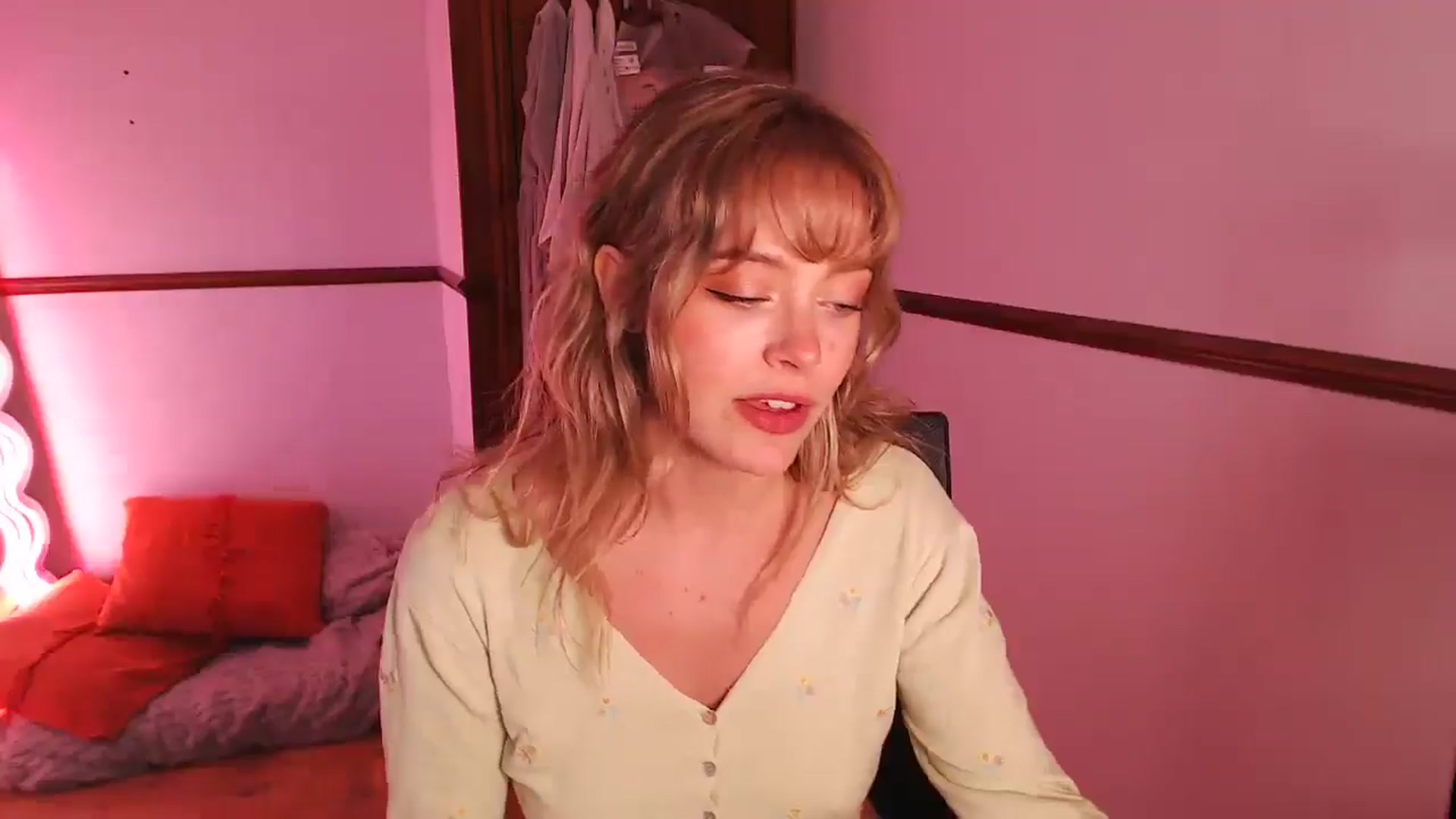 Gallery image thumbnail from KittyCash3w's myfreecams stream on, 04/30/2026, 14:01 image 18 of 20