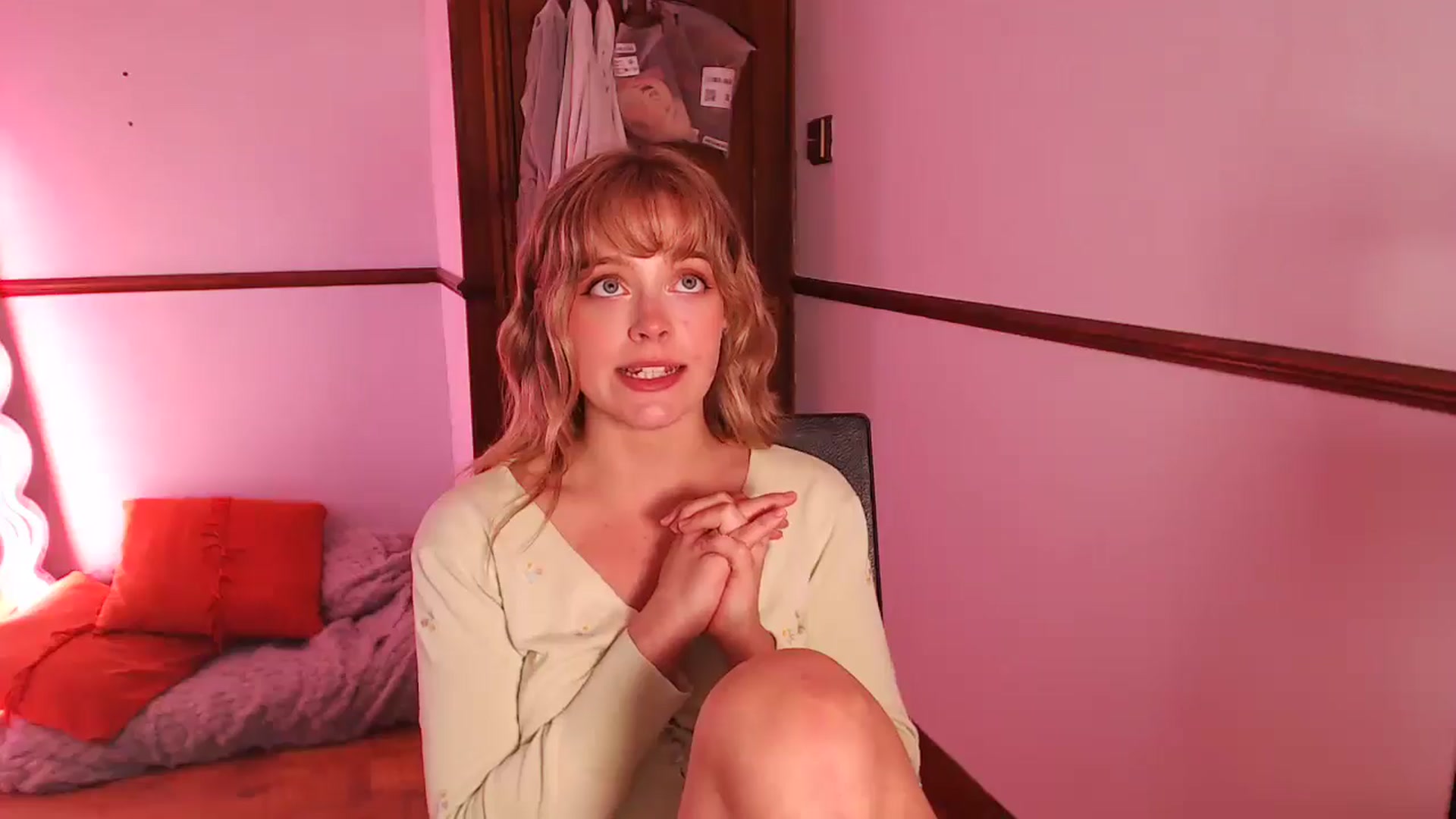 Gallery image thumbnail from KittyCash3w's myfreecams stream on, 04/30/2026, 14:01 image 15 of 20