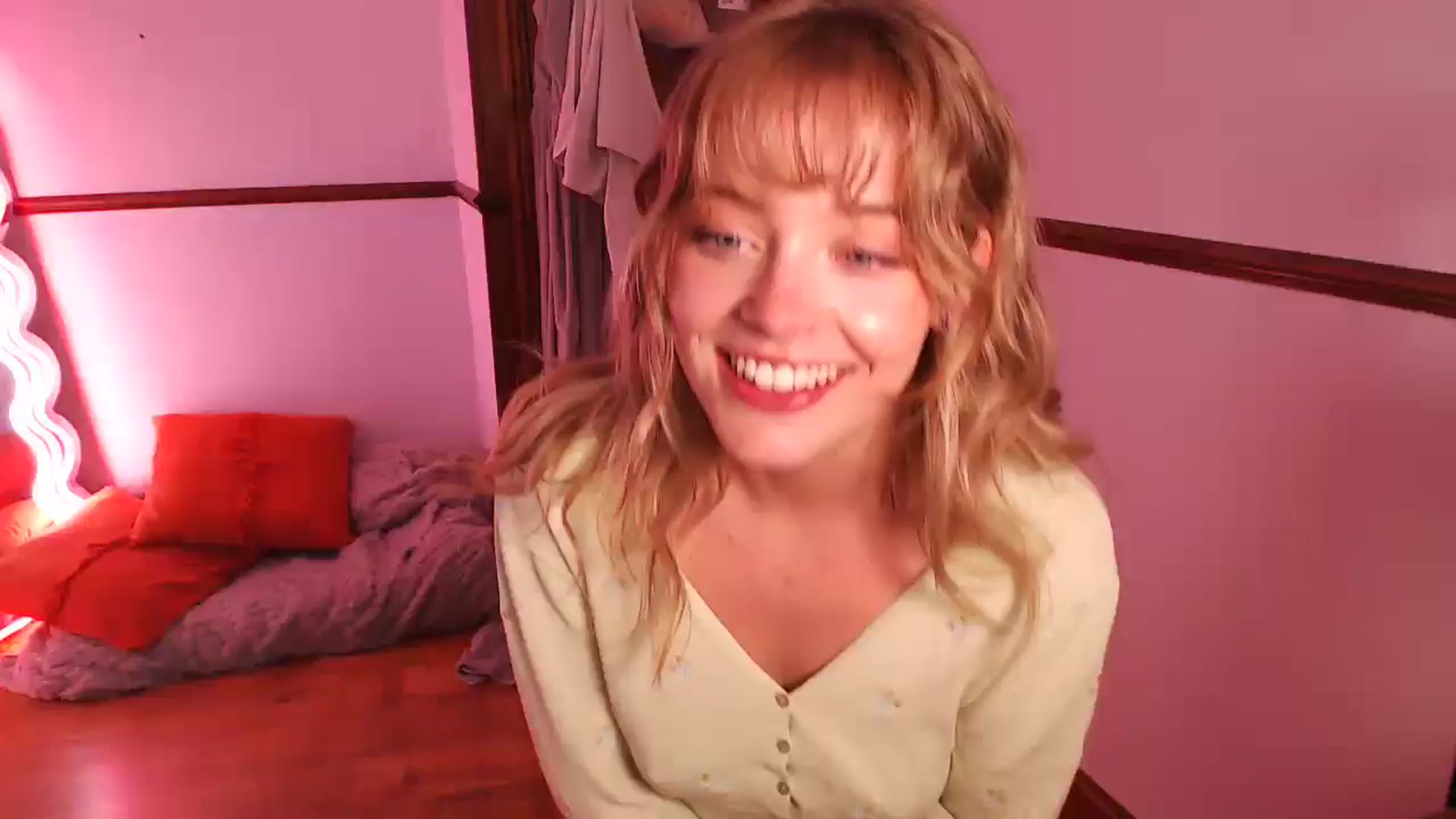 Gallery image thumbnail from KittyCash3w's myfreecams stream on, 04/30/2026, 14:01 image 2 of 20