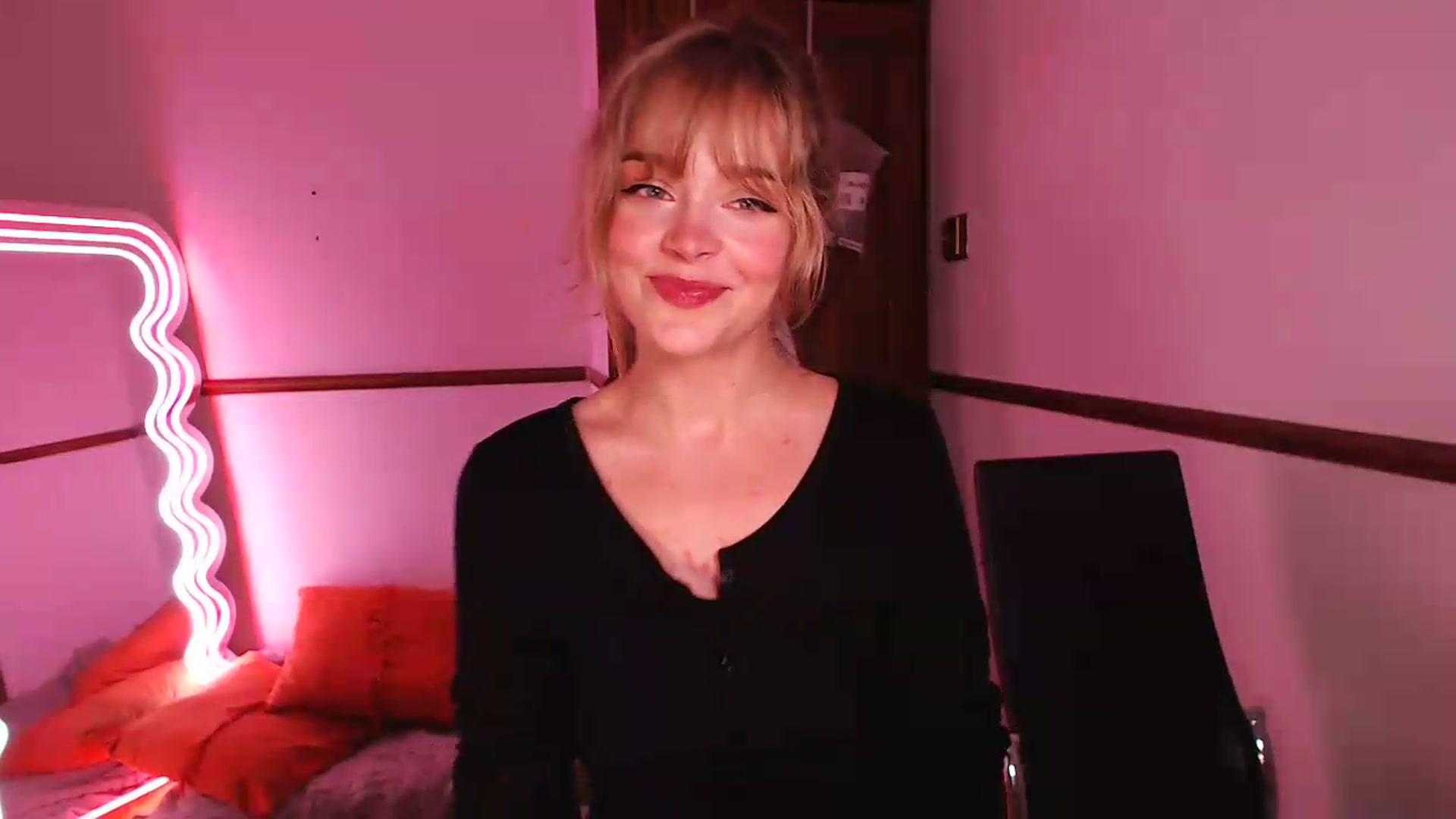 Gallery image thumbnail from KittyCash3w's myfreecams stream on, 05/16/2026, 18:29 image 7 of 20
