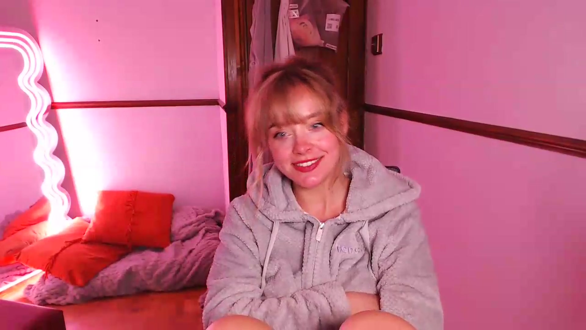 Gallery image thumbnail from KittyCash3w's myfreecams stream on, 05/17/2026, 18:58 image 9 of 20