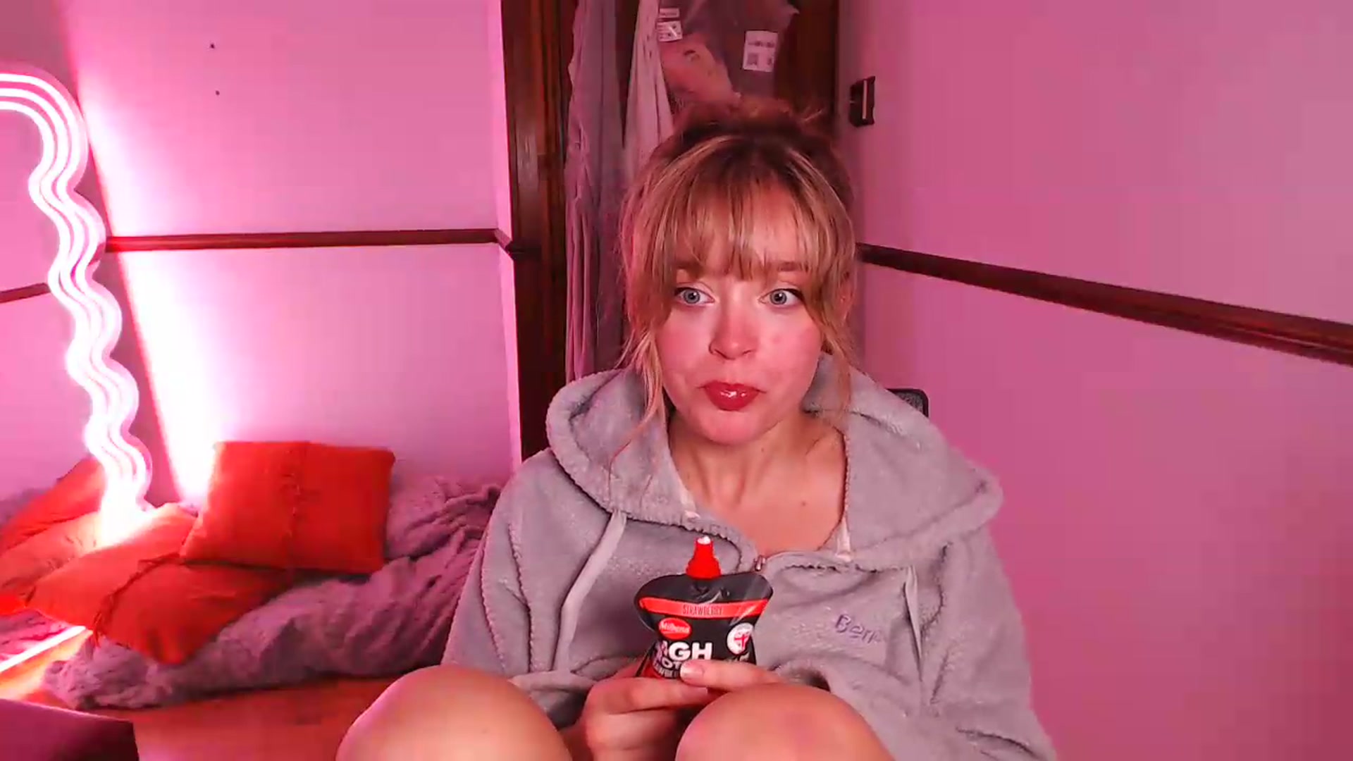 Gallery image thumbnail from KittyCash3w's myfreecams stream on, 05/17/2026, 18:58 image 6 of 20