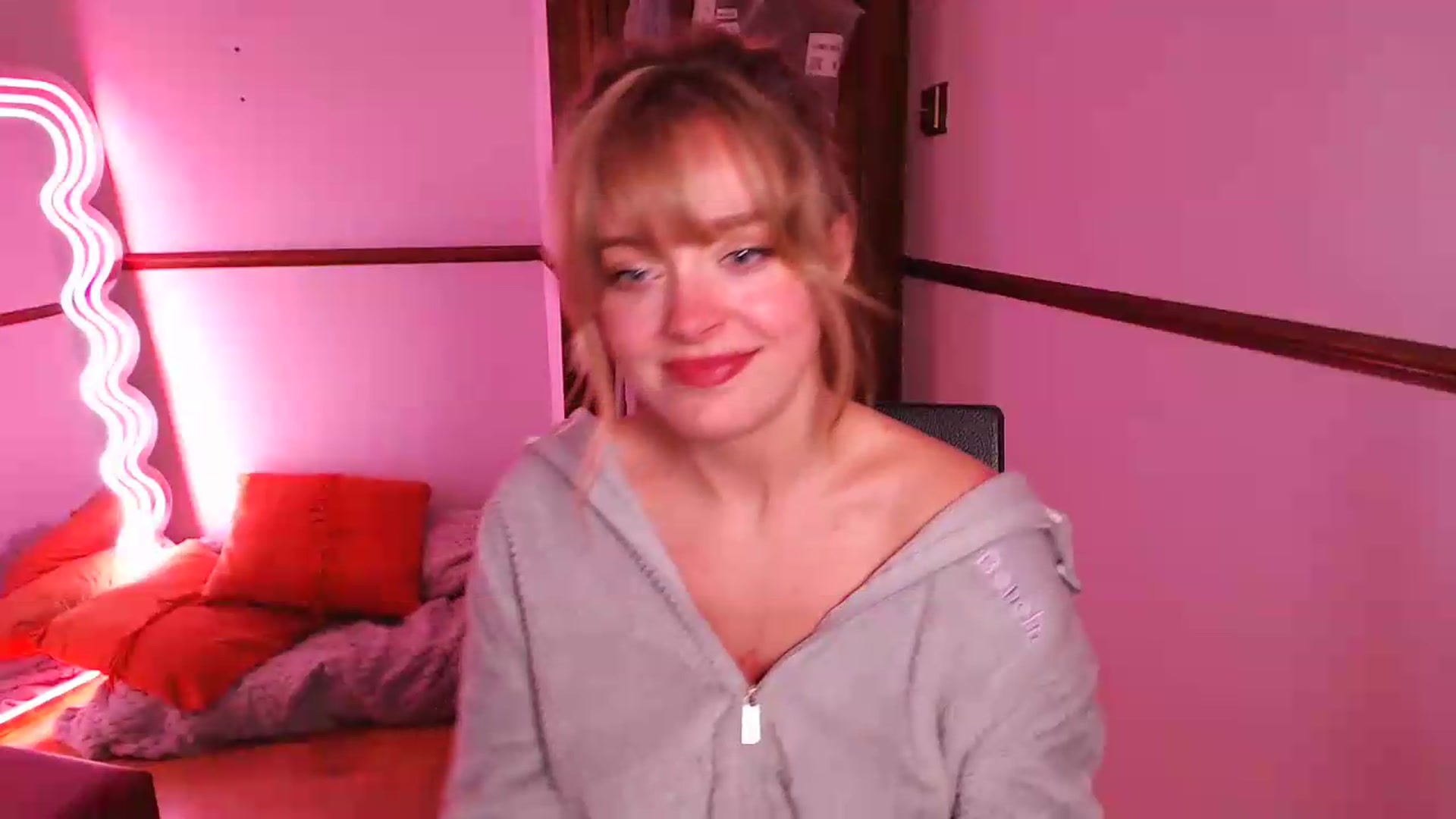 Gallery image thumbnail from KittyCash3w's myfreecams stream on, 05/17/2026, 18:58 image 16 of 20