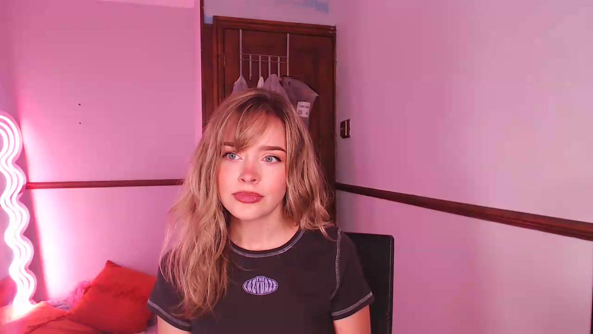 Gallery image thumbnail from KittyCash3w's myfreecams stream on, 05/27/2026, 12:01 image 14 of 20