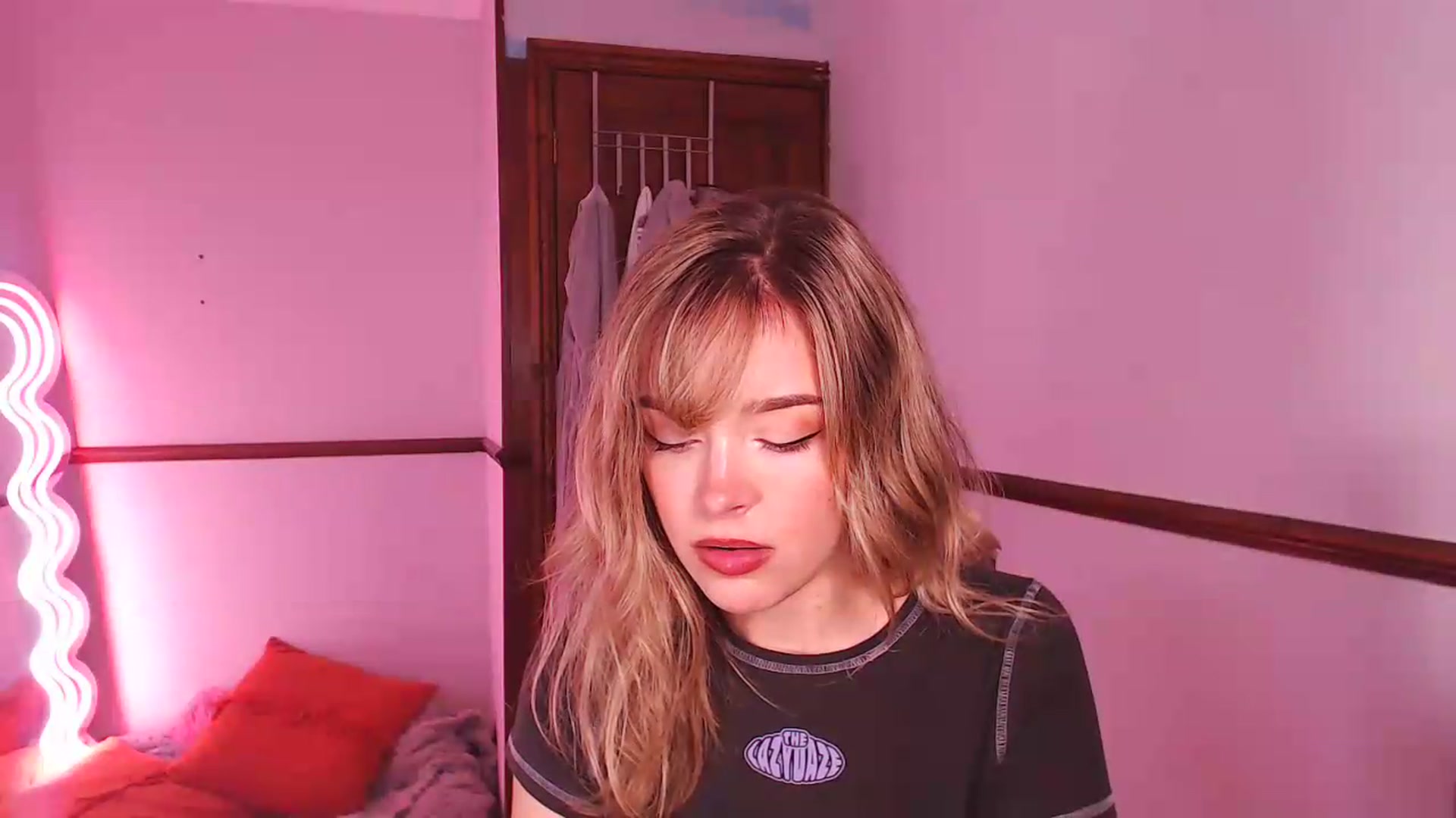 Gallery image thumbnail from KittyCash3w's myfreecams stream on, 05/27/2026, 12:01 image 16 of 20