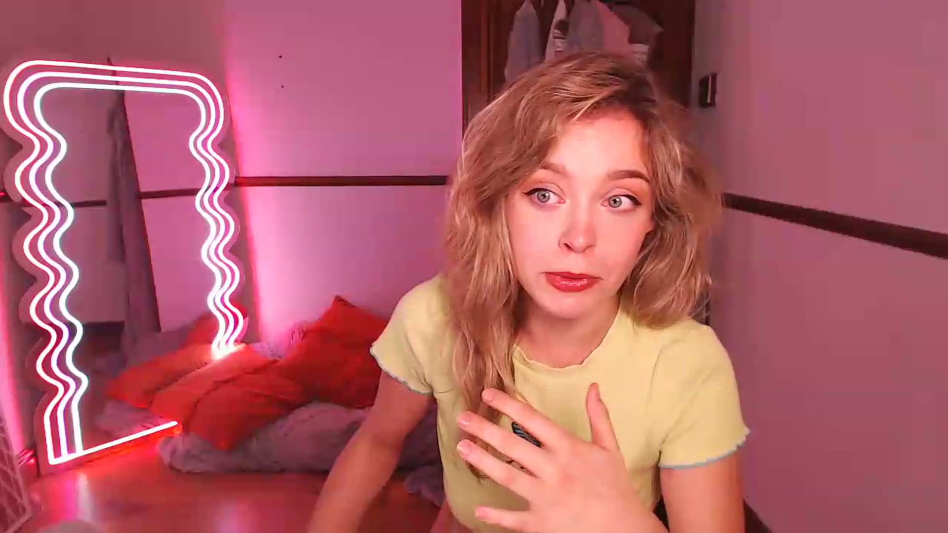 Gallery image thumbnail from KittyCash3w's myfreecams stream on, 06/08/2026, 16:40 image 17 of 20