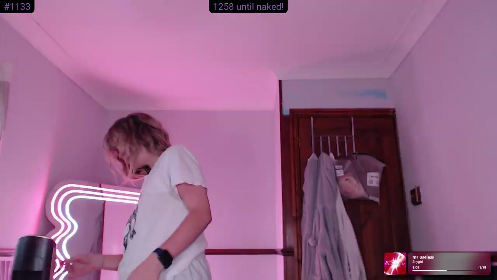 Gallery image thumbnail from KittyCash3w's myfreecams stream on, 06/22/2026, 20:21 image 13 of 20