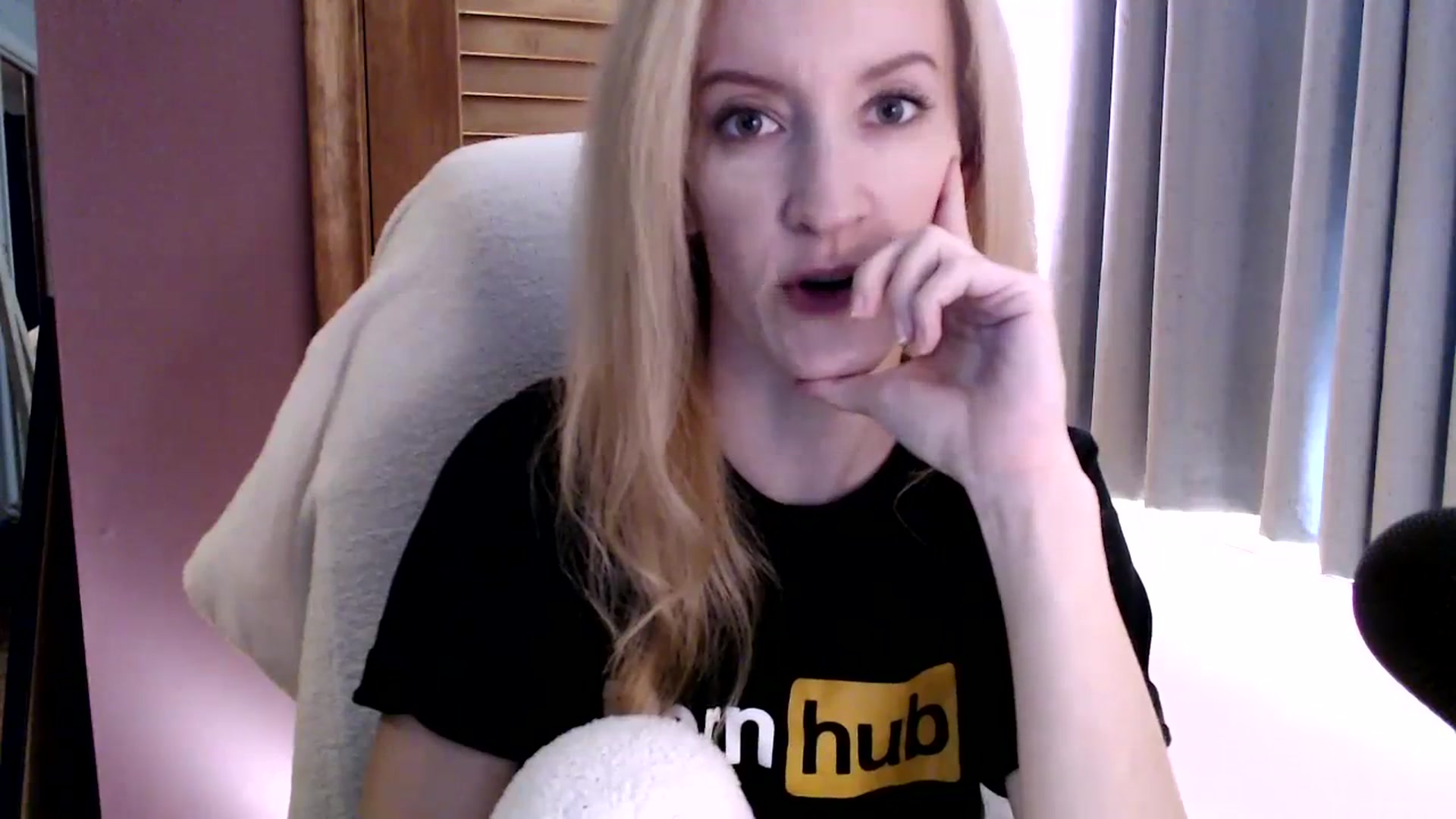 Gallery image thumbnail from KittyDarlingg's myfreecams stream on, 10/02/2023, 17:50 image 4 of 20