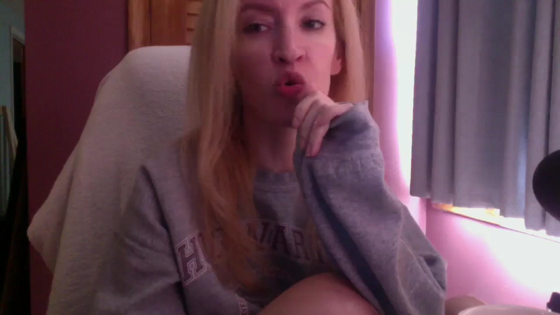 Gallery image thumbnail from KittyDarlingg's myfreecams stream on, 10/03/2023, 15:45 image 6 of 20