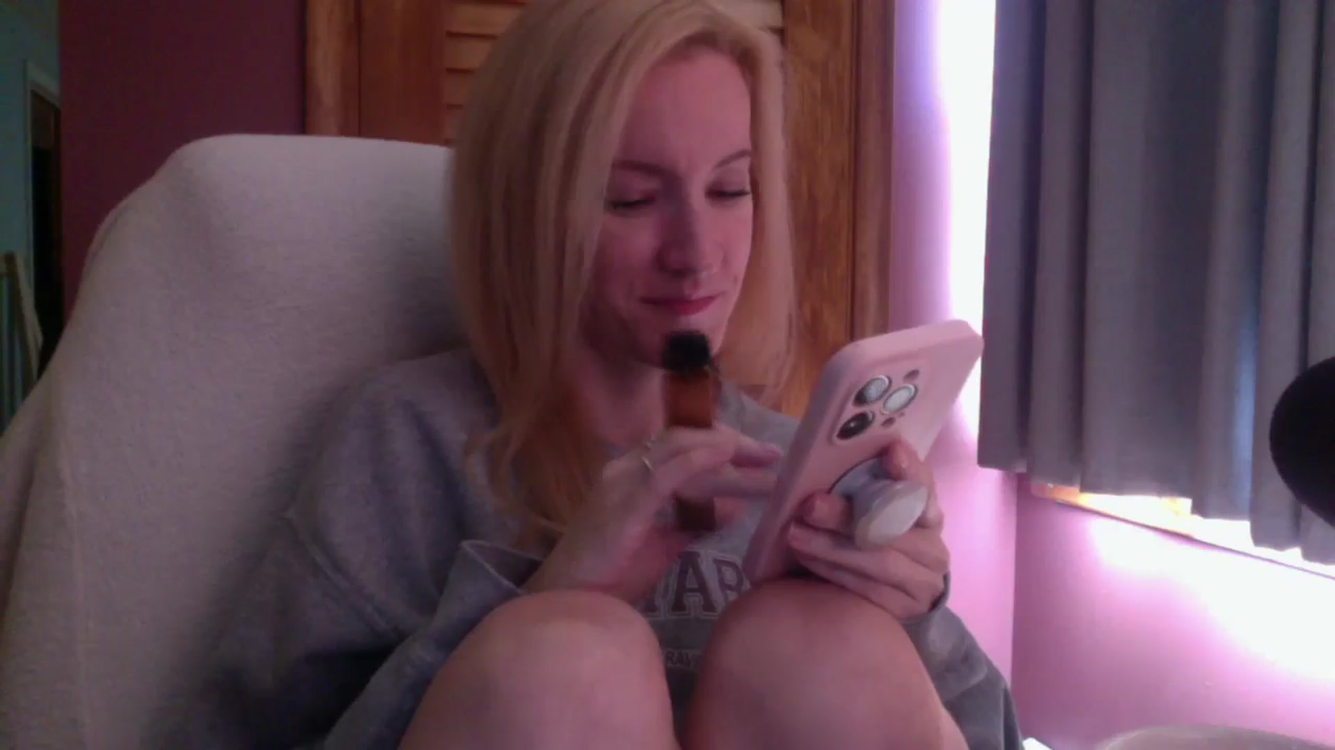 Gallery image thumbnail from KittyDarlingg's myfreecams stream on, 10/03/2023, 15:45 image 12 of 20
