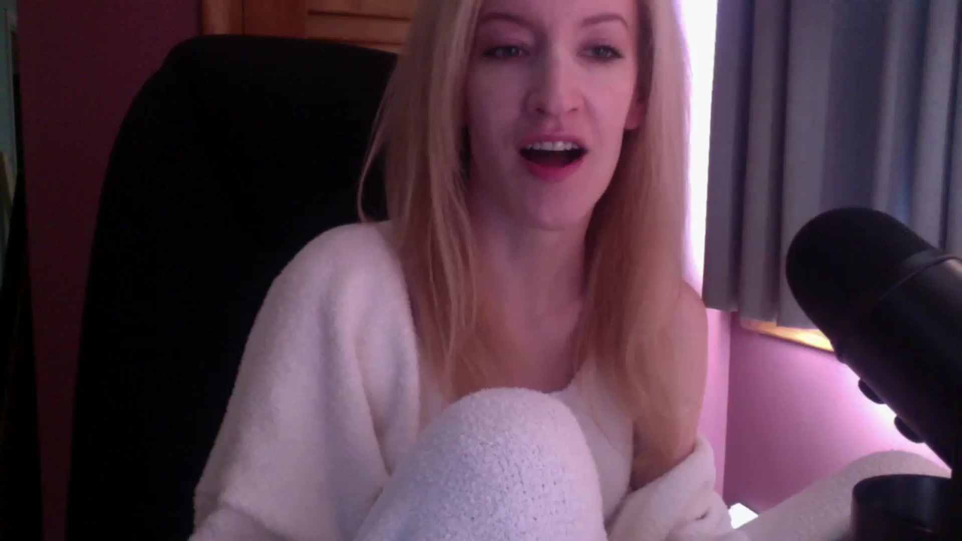 Gallery image thumbnail from KittyDarlingg's myfreecams stream on, 10/05/2023, 15:06 image 6 of 20