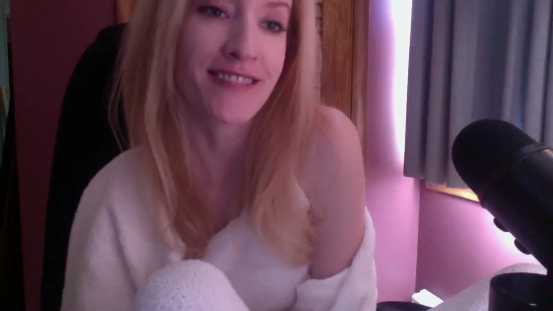 Gallery image thumbnail from KittyDarlingg's myfreecams stream on, 10/05/2023, 15:06 image 3 of 20