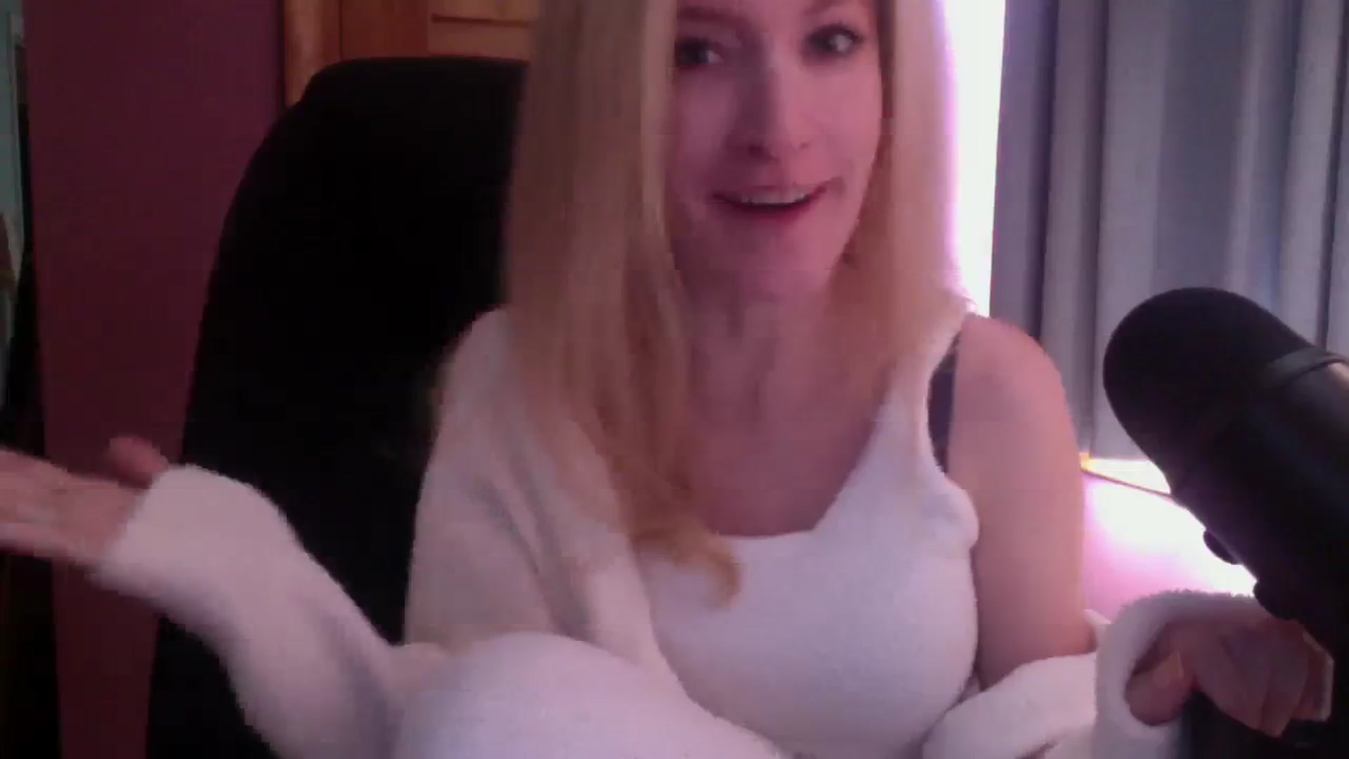 Gallery image thumbnail from KittyDarlingg's myfreecams stream on, 10/05/2023, 15:06 image 20 of 20