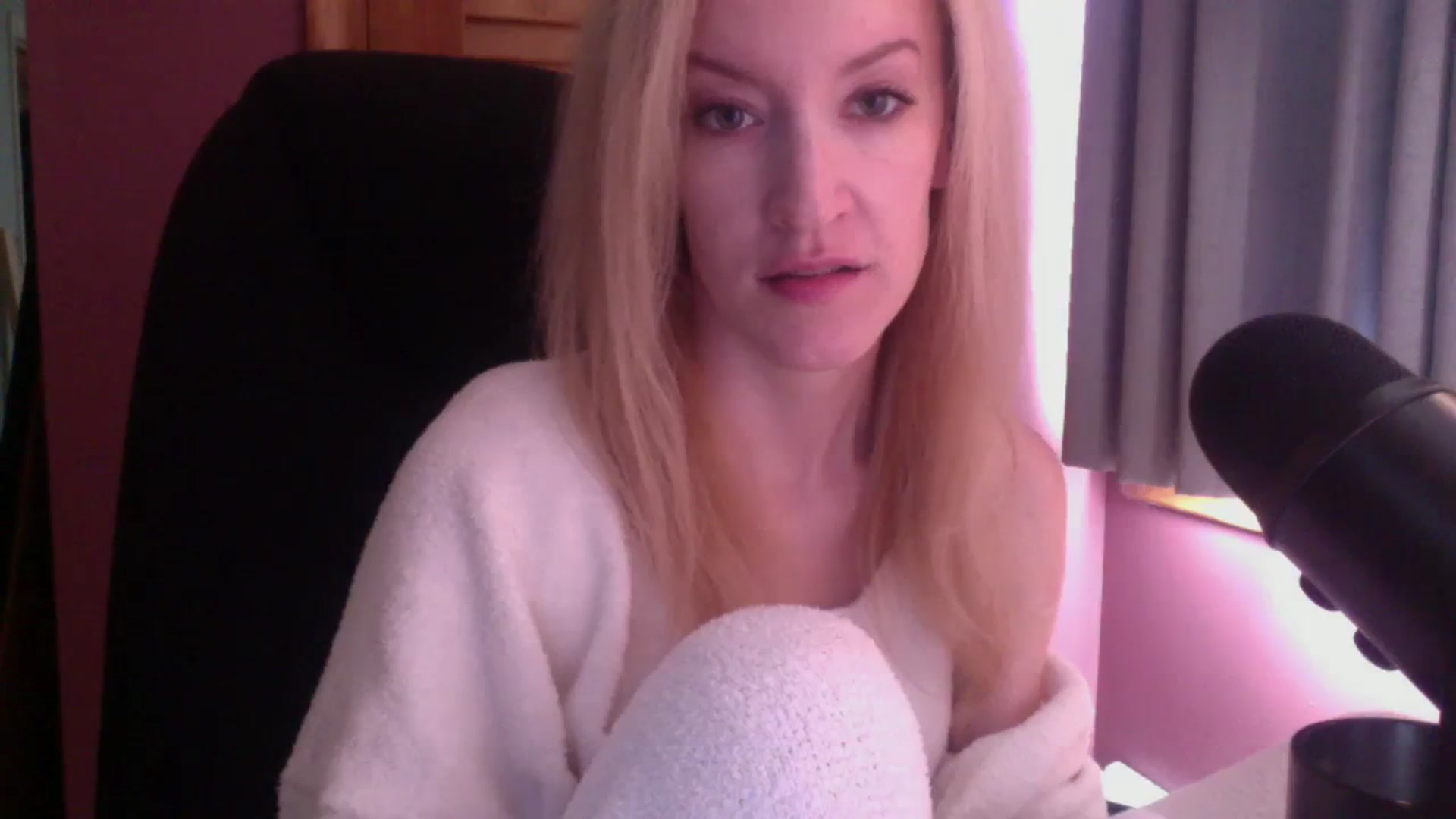 Gallery image thumbnail from KittyDarlingg's myfreecams stream on, 10/05/2023, 15:06 image 7 of 20