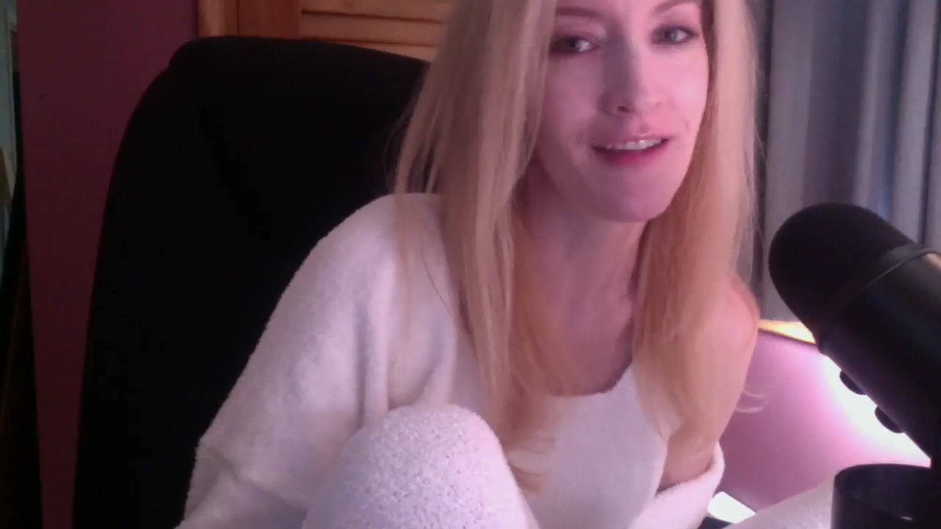 Gallery image thumbnail from KittyDarlingg's myfreecams stream on, 10/05/2023, 15:06 image 4 of 20