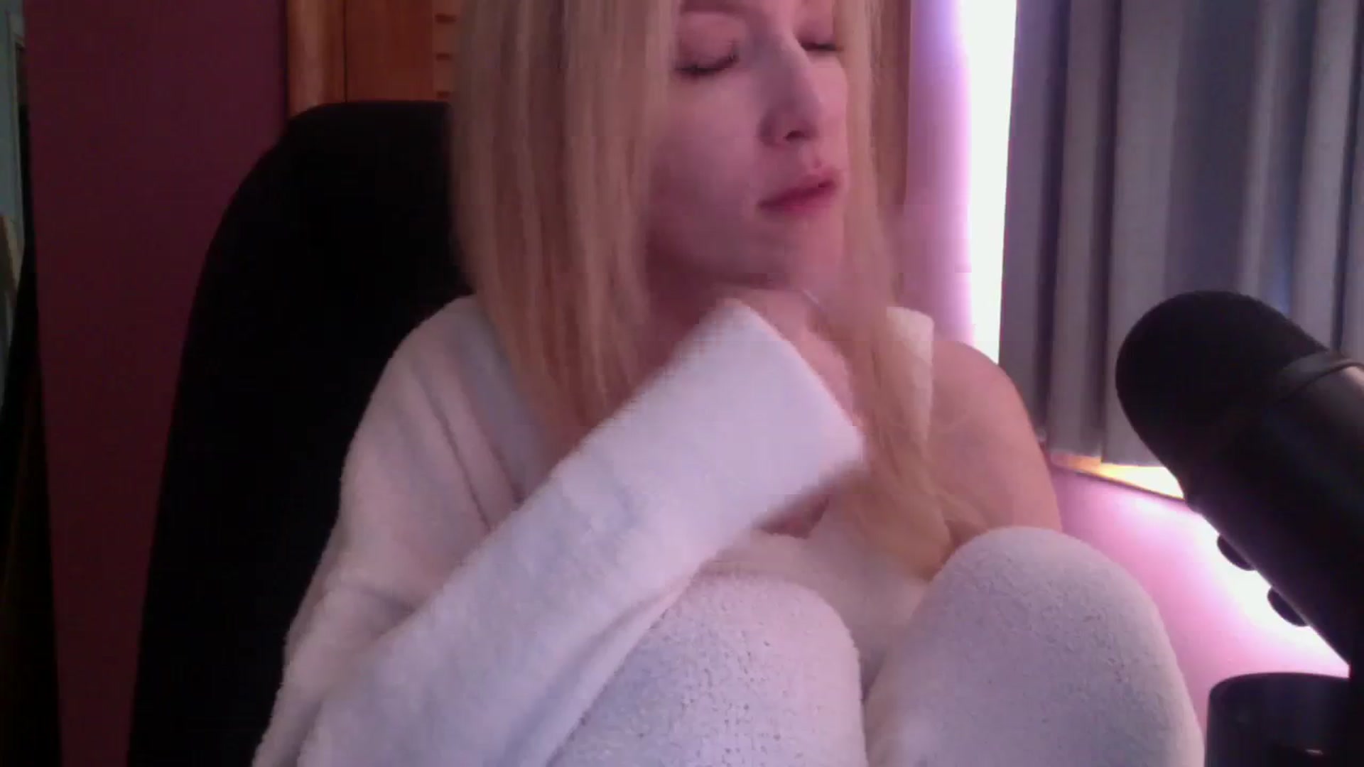 Gallery image thumbnail from KittyDarlingg's myfreecams stream on, 10/05/2023, 15:06 image 11 of 20