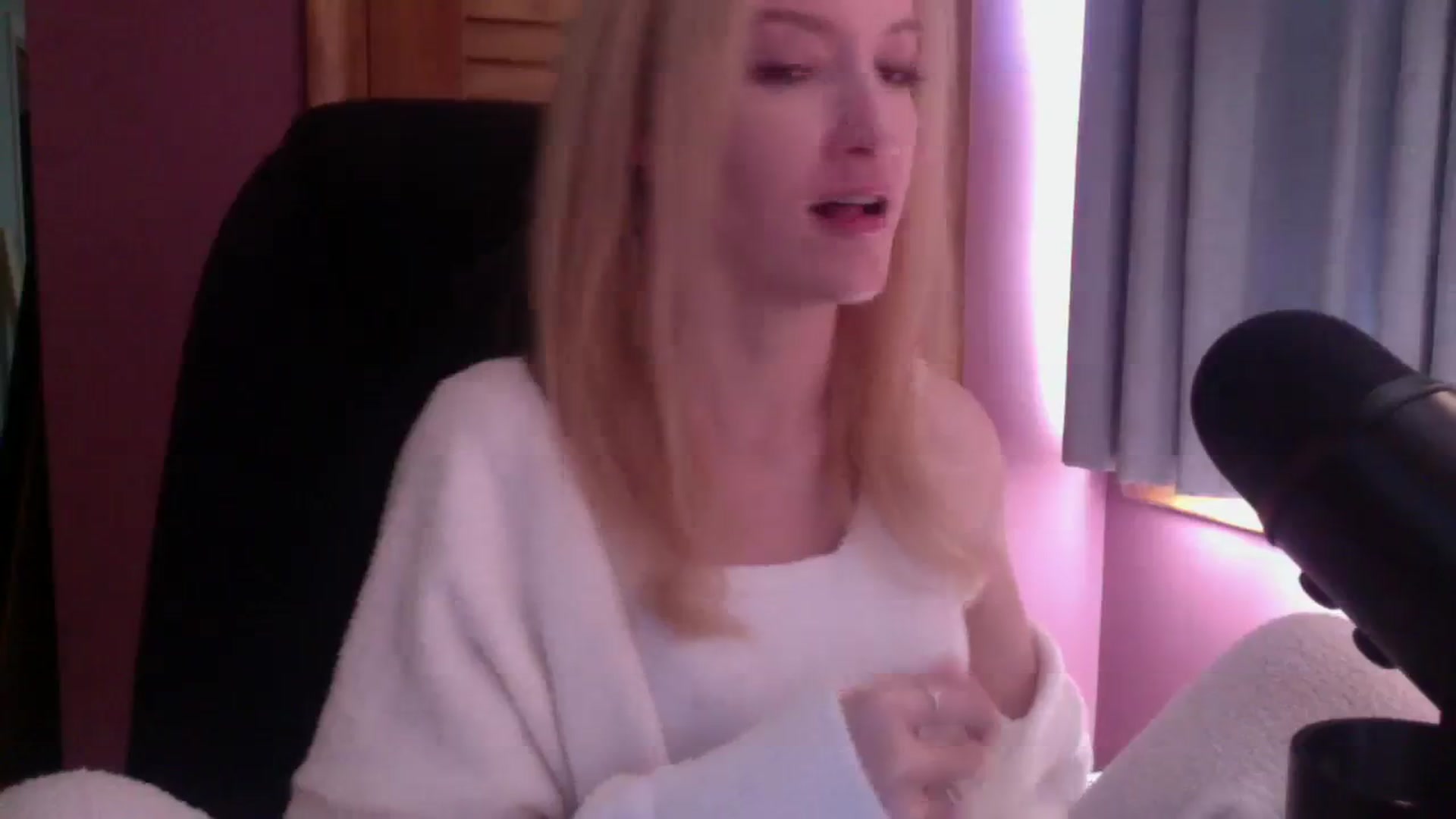 Gallery image thumbnail from KittyDarlingg's myfreecams stream on, 10/05/2023, 15:06 image 12 of 20