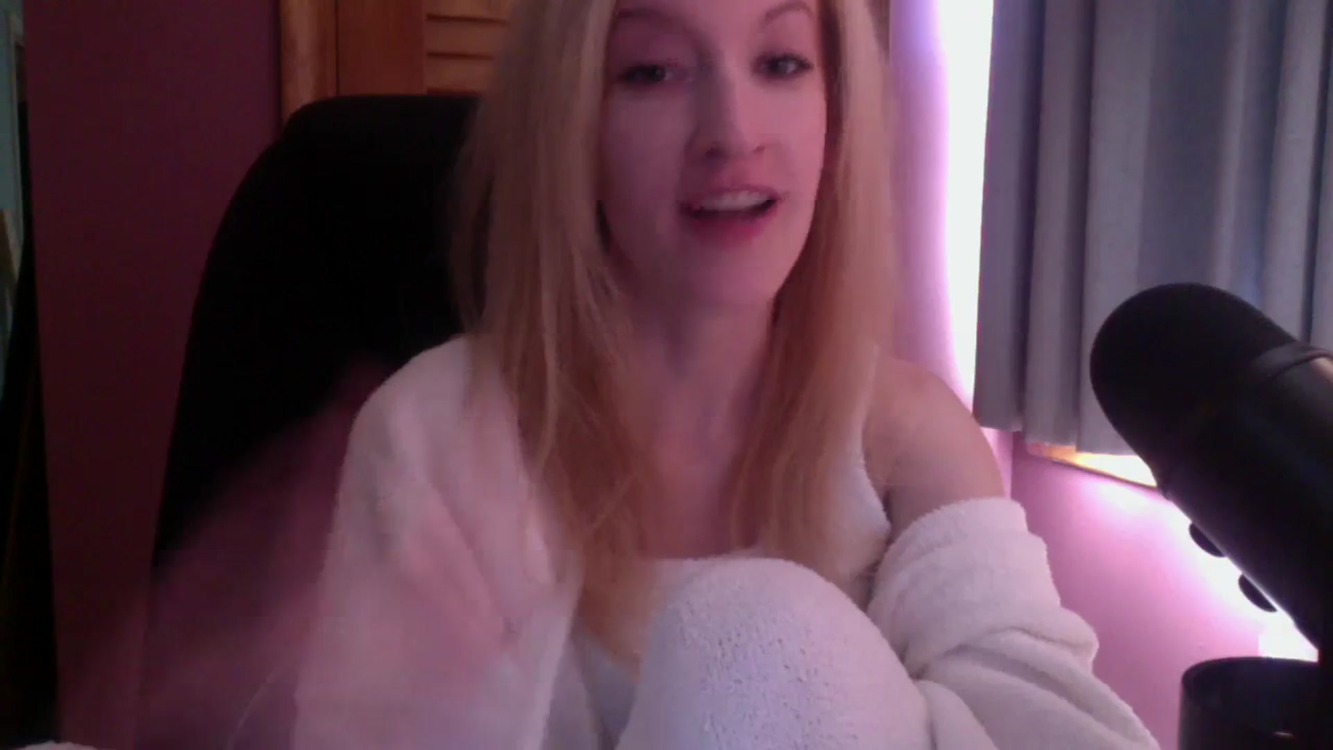Gallery image thumbnail from KittyDarlingg's myfreecams stream on, 10/05/2023, 15:06 image 14 of 20