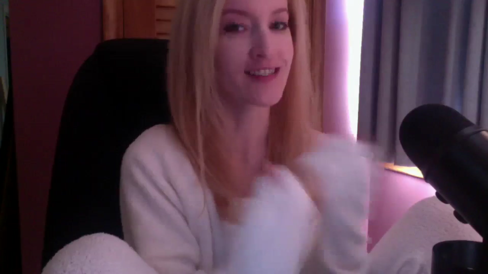 Gallery image thumbnail from KittyDarlingg's myfreecams stream on, 10/05/2023, 15:06 image 10 of 20