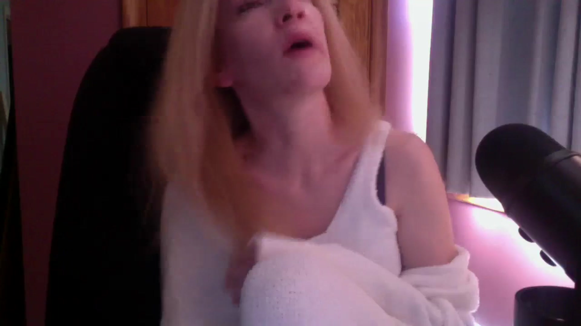 Gallery image thumbnail from KittyDarlingg's myfreecams stream on, 10/05/2023, 15:06 image 18 of 20