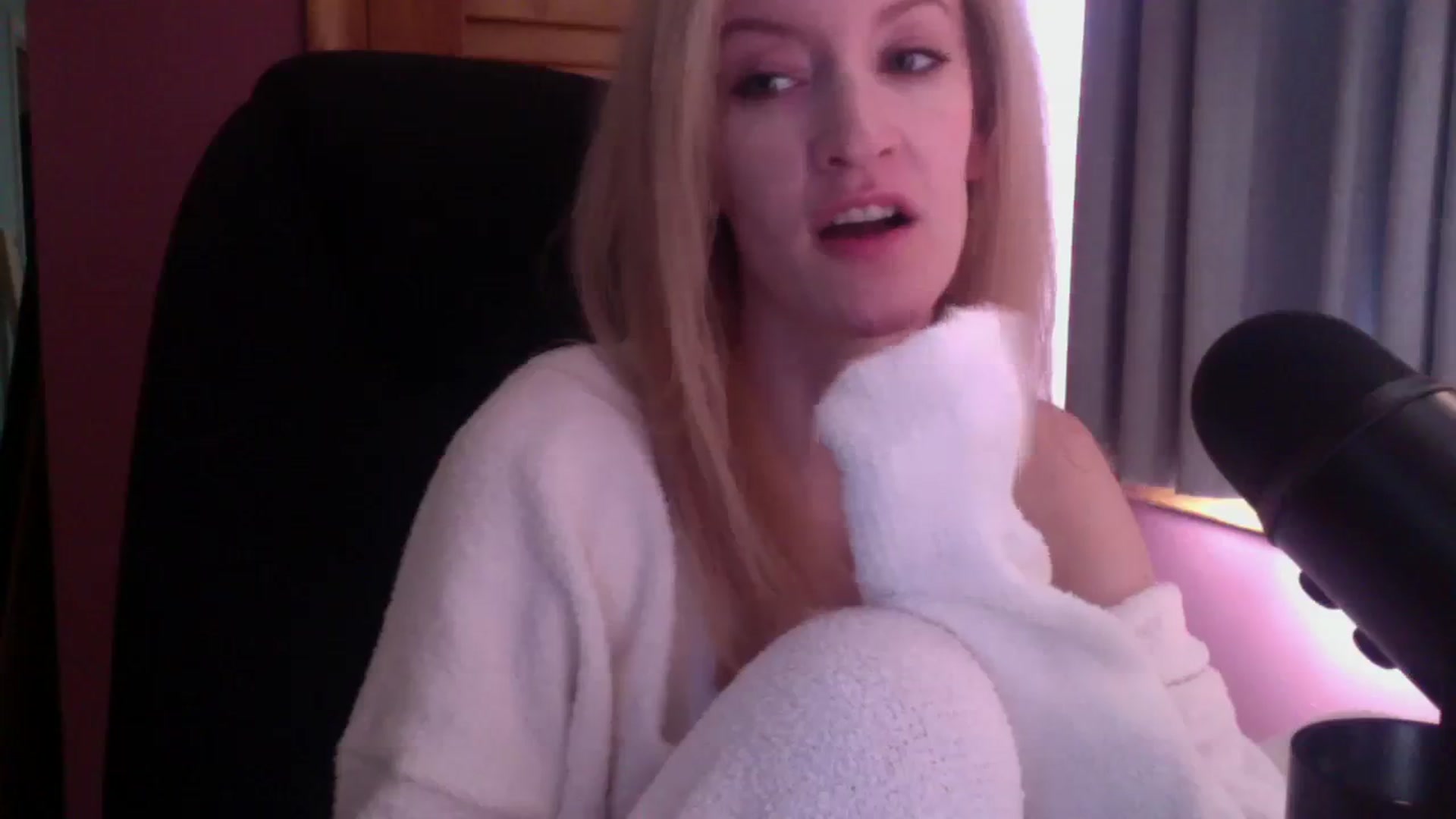 Gallery image thumbnail from KittyDarlingg's myfreecams stream on, 10/05/2023, 15:06 image 8 of 20