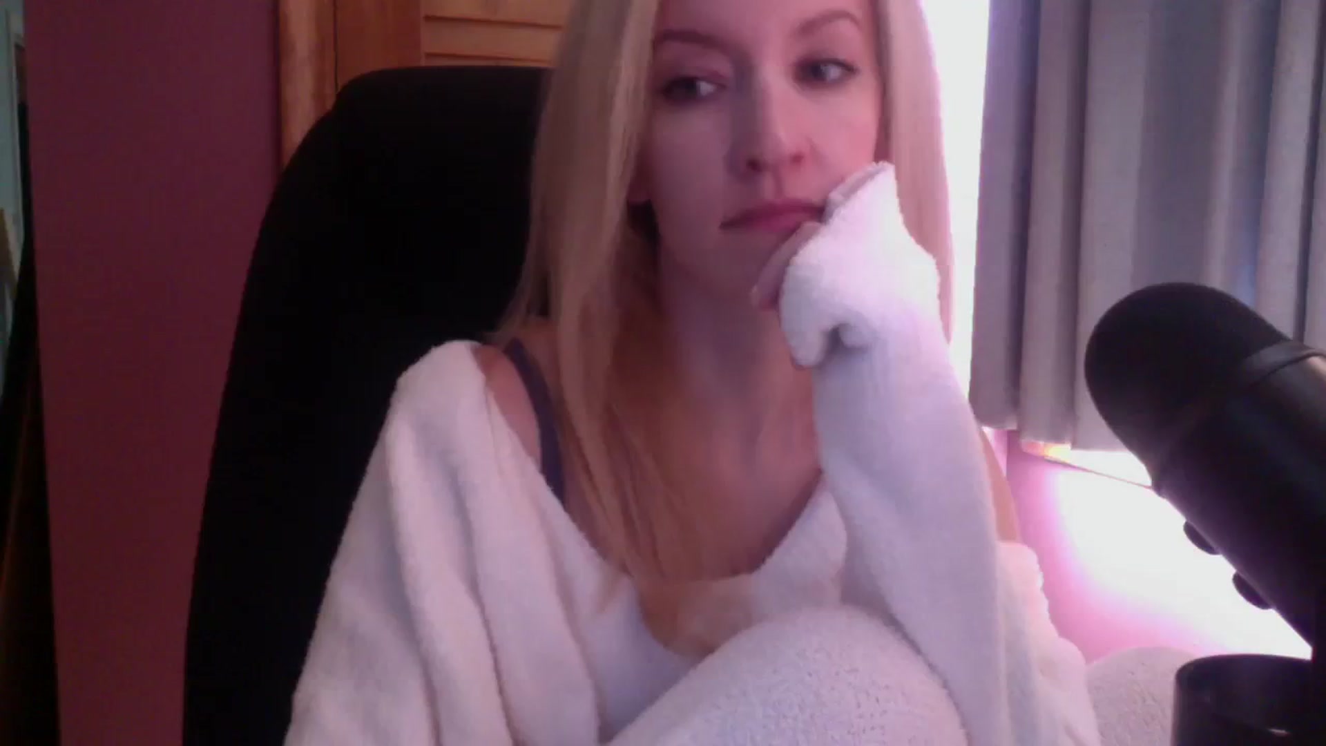 Gallery image thumbnail from KittyDarlingg's myfreecams stream on, 10/05/2023, 16:57 image 3 of 20