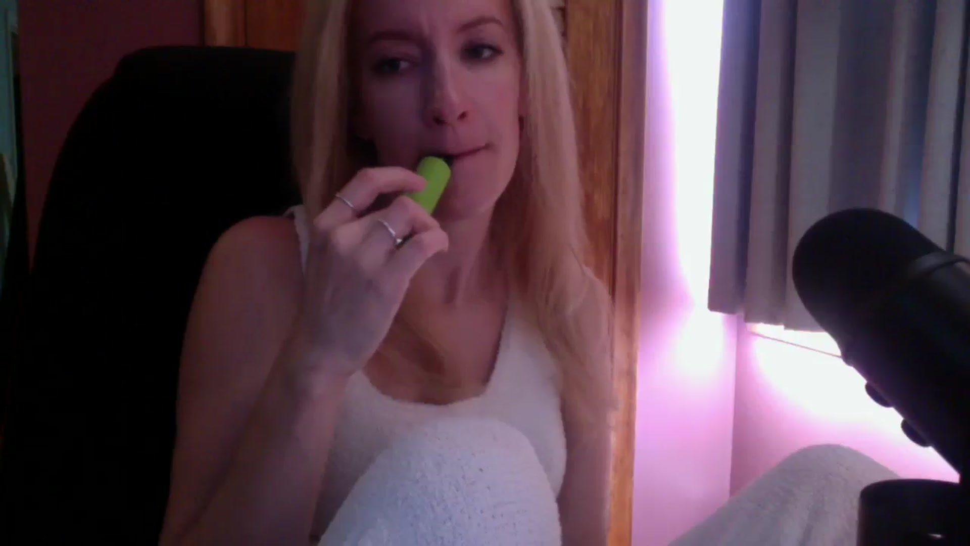 Gallery image thumbnail from KittyDarlingg's myfreecams stream on, 10/05/2023, 16:57 image 19 of 20
