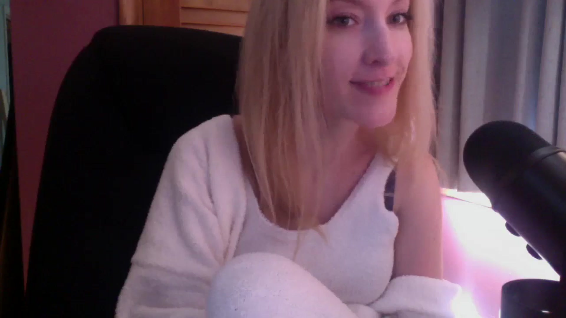 Gallery image thumbnail from KittyDarlingg's myfreecams stream on, 10/05/2023, 16:57 image 7 of 20