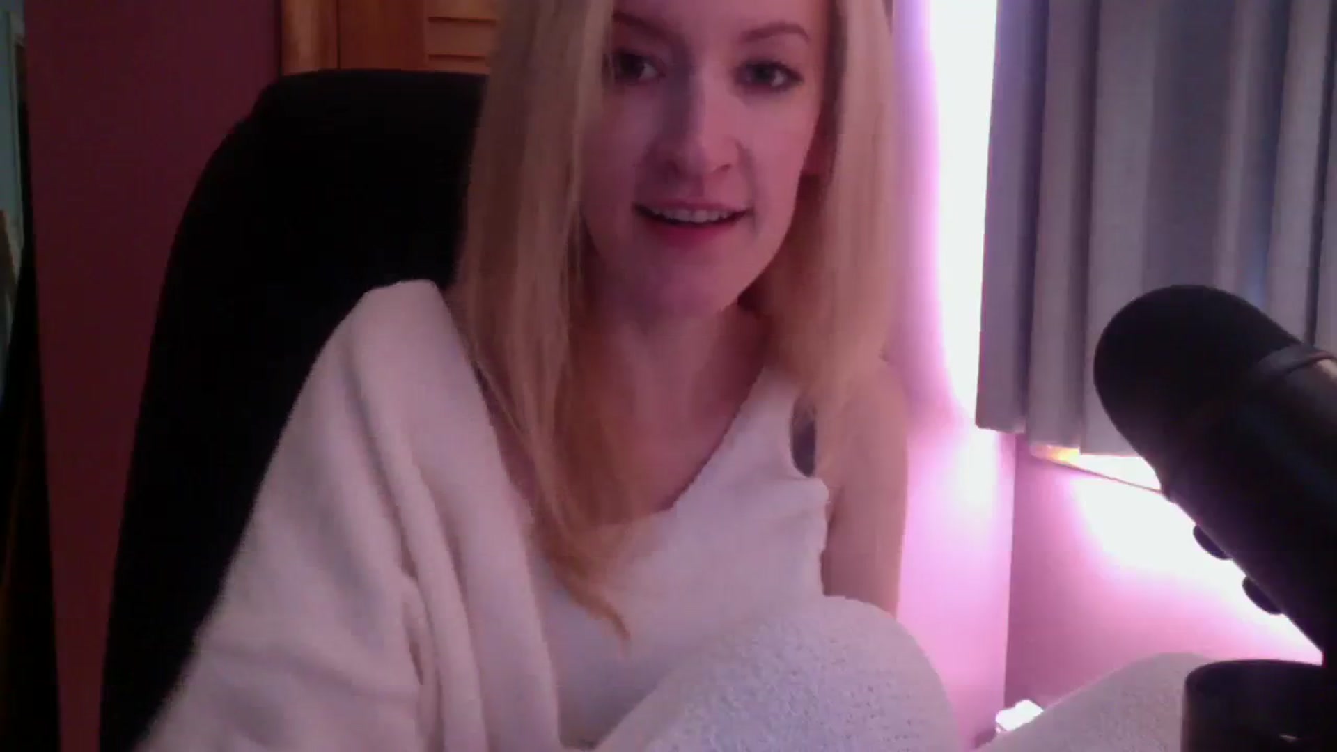 Gallery image thumbnail from KittyDarlingg's myfreecams stream on, 10/05/2023, 16:57 image 6 of 20