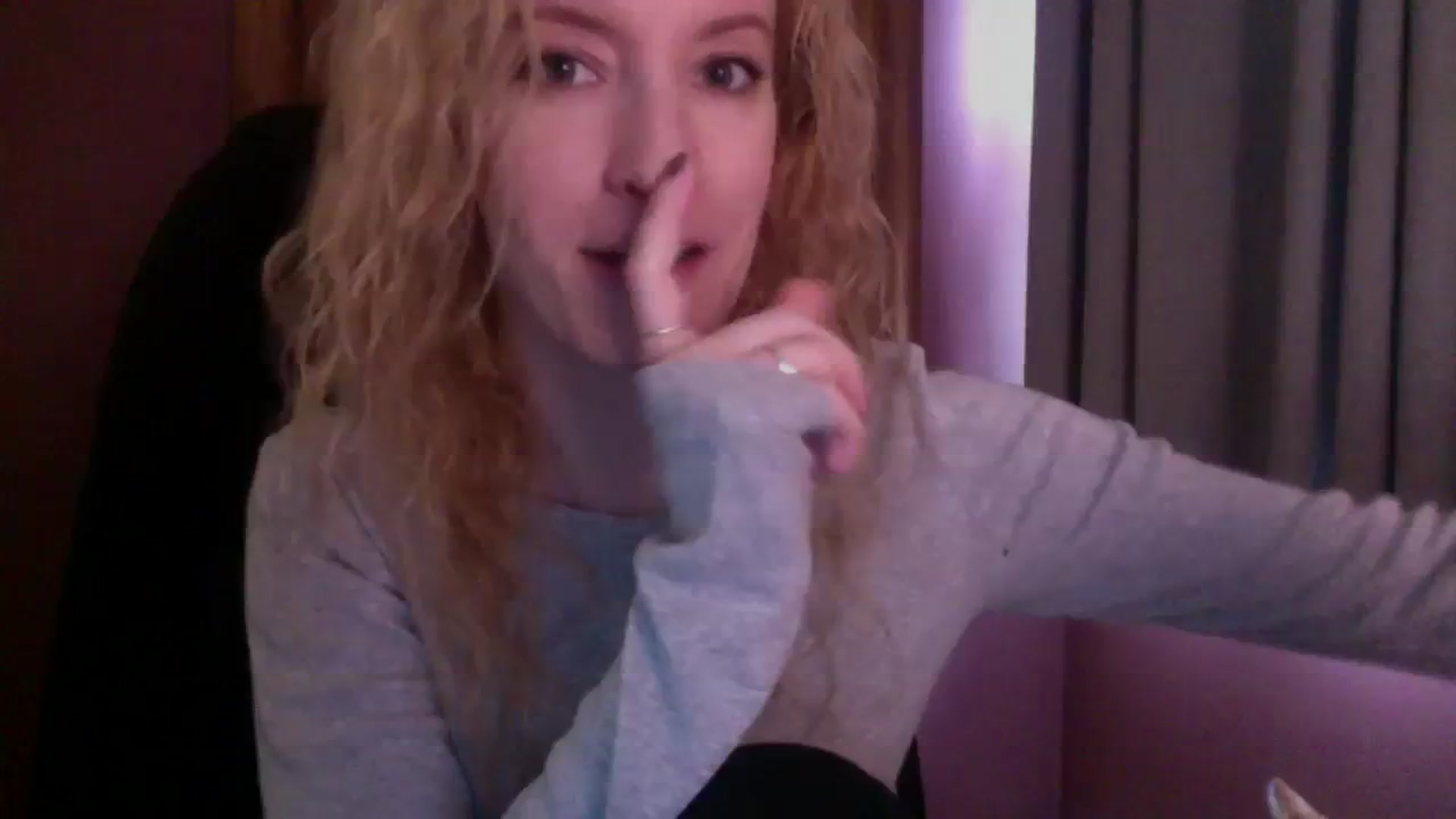 Gallery image thumbnail from KittyDarlingg's myfreecams stream on, 10/19/2023, 17:29 image 14 of 20