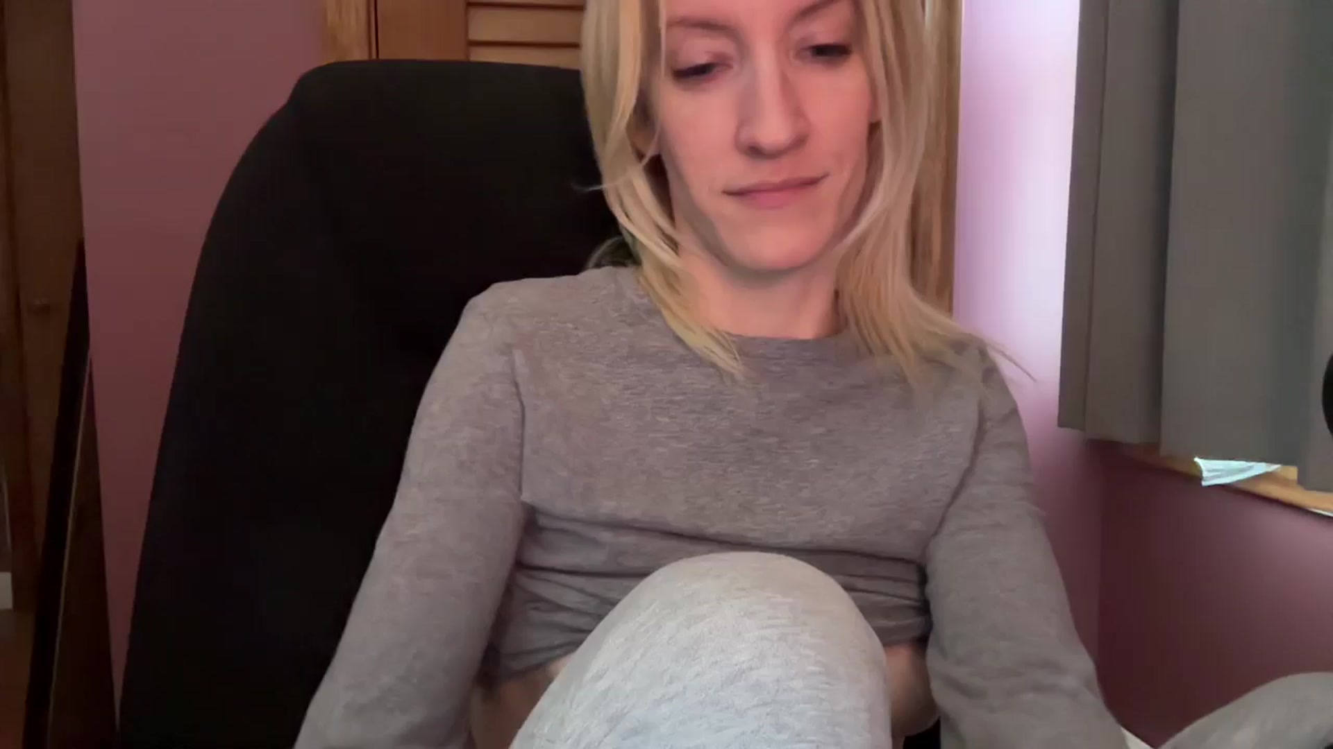 Gallery image thumbnail from KittyDarlingg's myfreecams stream on, 12/05/2024, 20:59 image 1 of 20