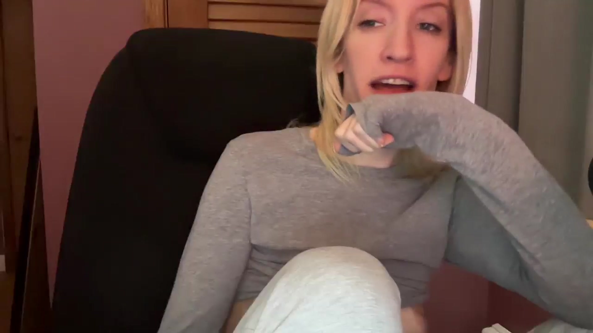 Gallery image thumbnail from KittyDarlingg's myfreecams stream on, 12/05/2024, 20:59 image 2 of 20
