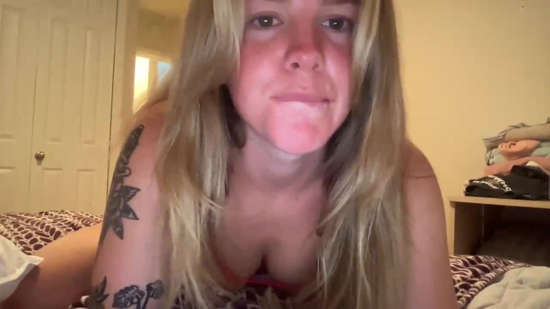 Gallery image thumbnail from KittyKat29's myfreecams stream on, 08/18/2023, 01:29 image 16 of 20