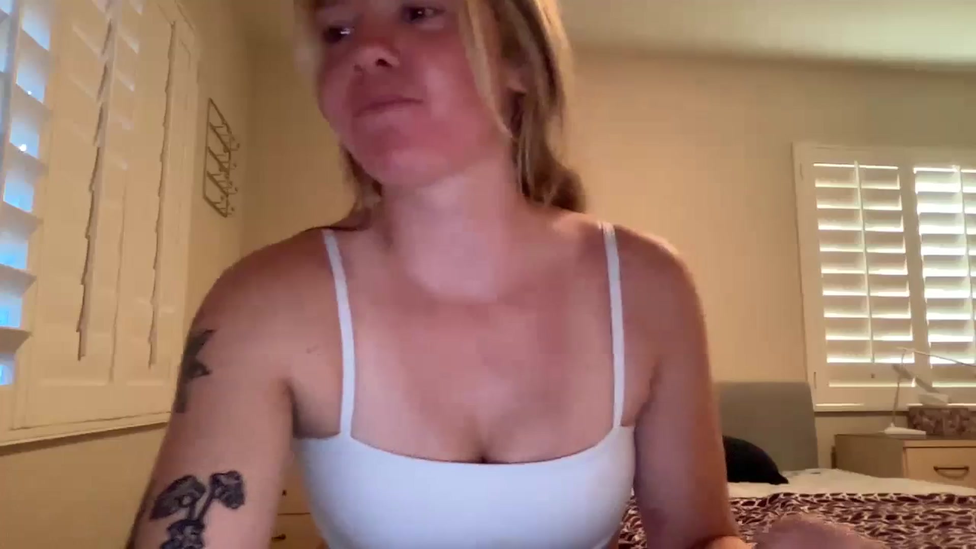 Gallery image thumbnail from KittyKat29's myfreecams stream on, 08/19/2023, 02:23 image 2 of 20