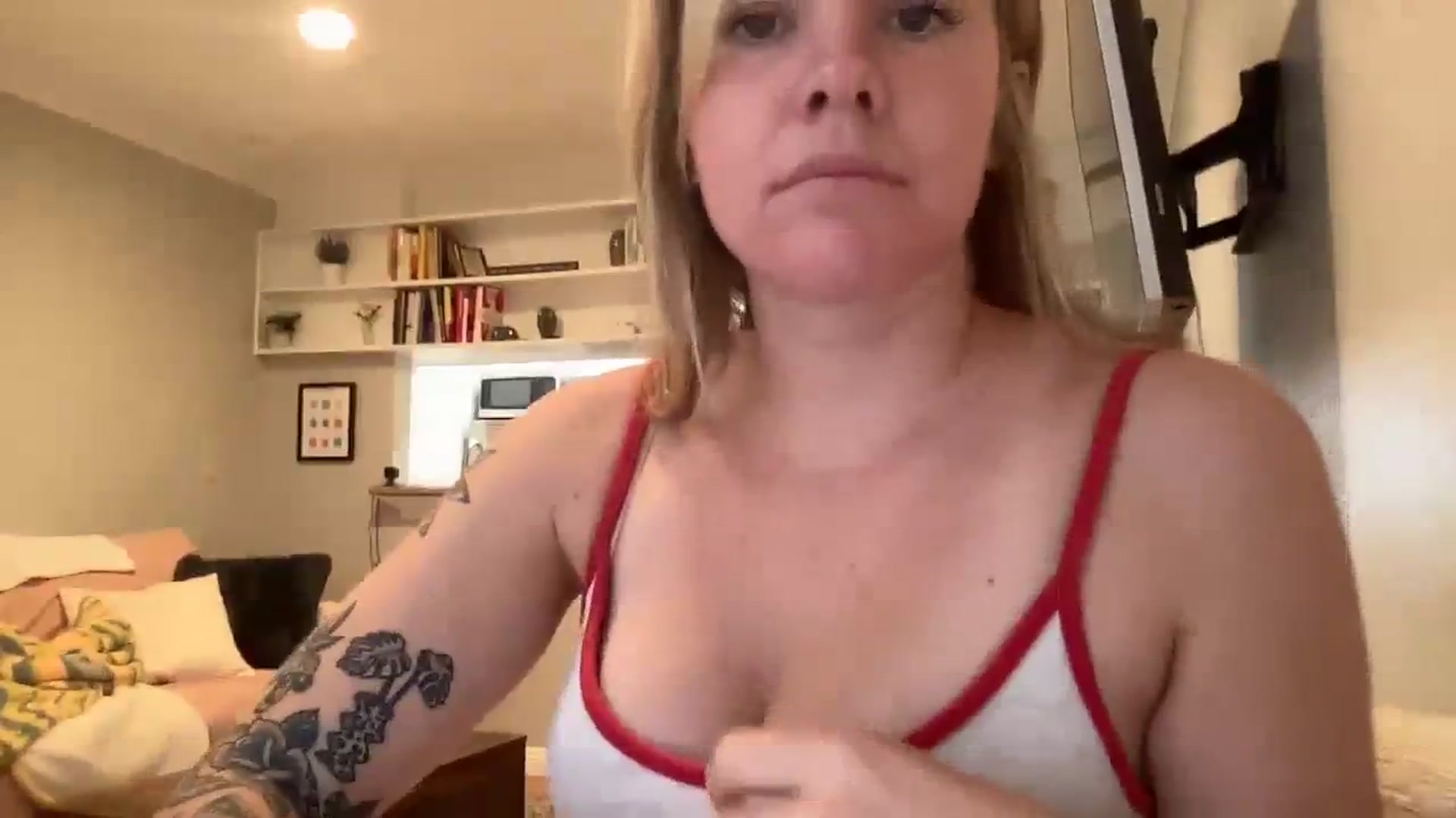 Gallery image thumbnail from KittyKat29's myfreecams stream on, 08/21/2023, 20:46 image 12 of 20