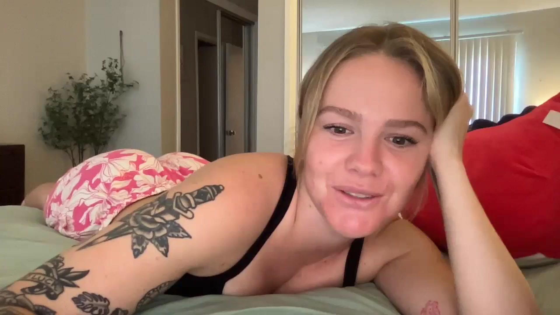 Gallery image thumbnail from KittyKat29's myfreecams stream on, 09/20/2023, 22:36 image 10 of 20
