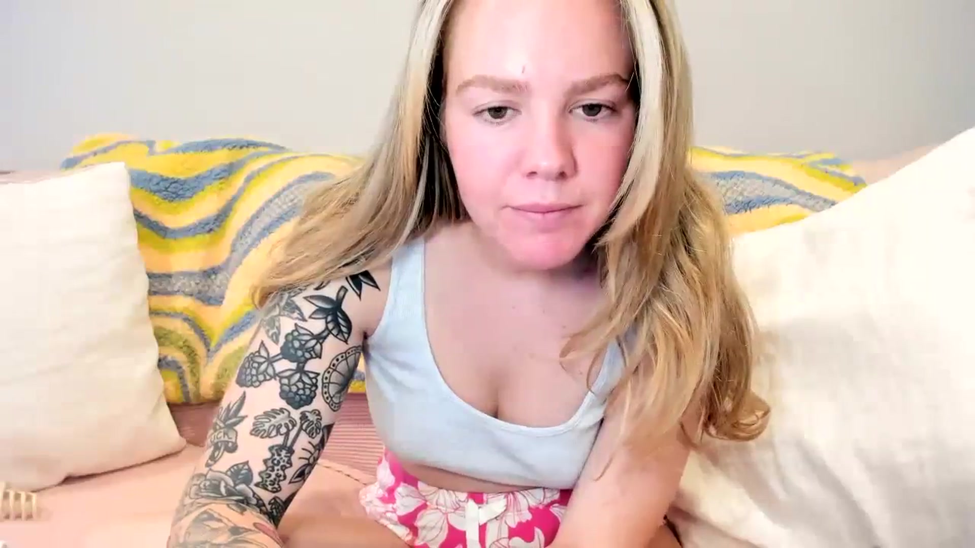 Gallery image thumbnail from KittyKat29's myfreecams stream on, 12/15/2023, 20:02 image 15 of 20