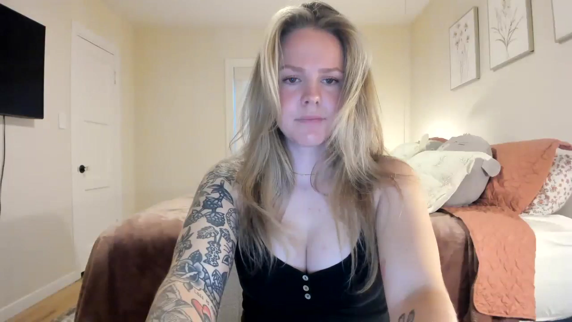 Gallery image thumbnail from KittyKat29's myfreecams stream on, 04/02/2024, 05:15 image 3 of 20