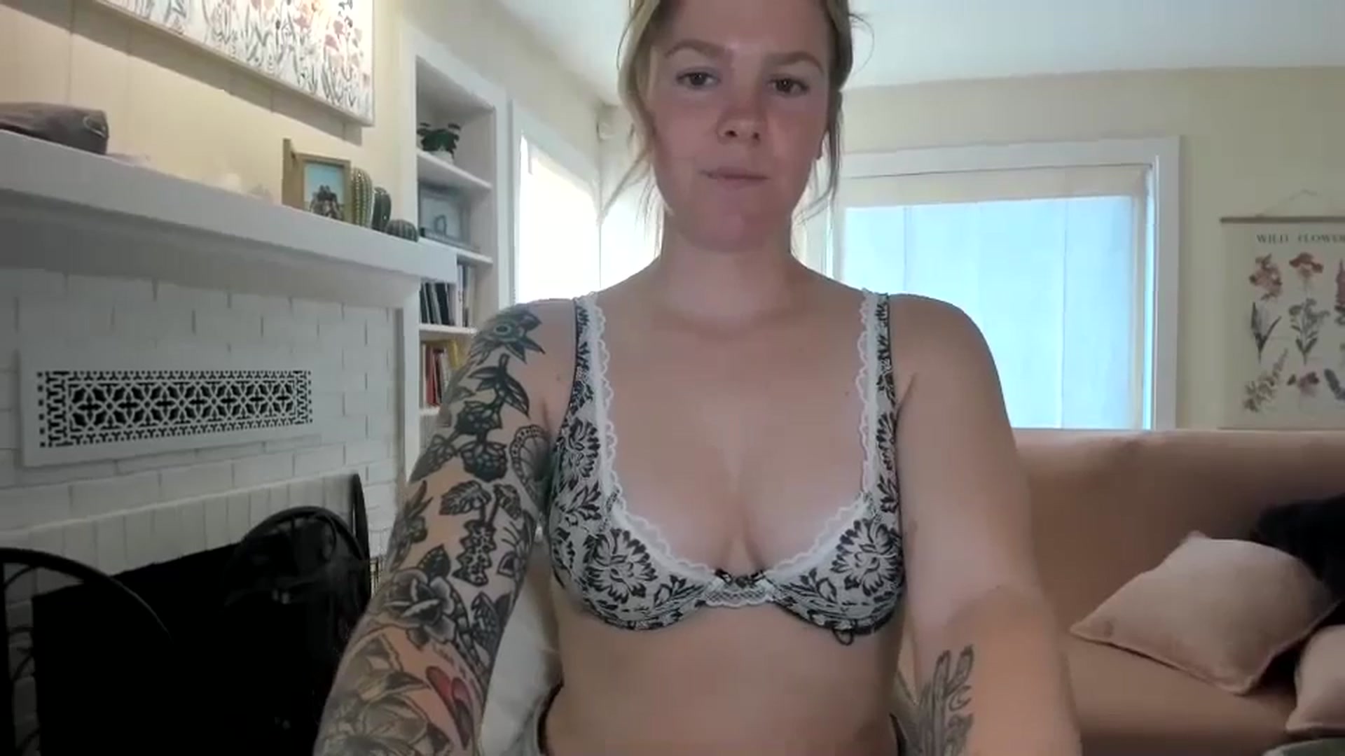 Gallery image thumbnail from KittyKat29's myfreecams stream on, 05/08/2024, 24:39 image 12 of 20