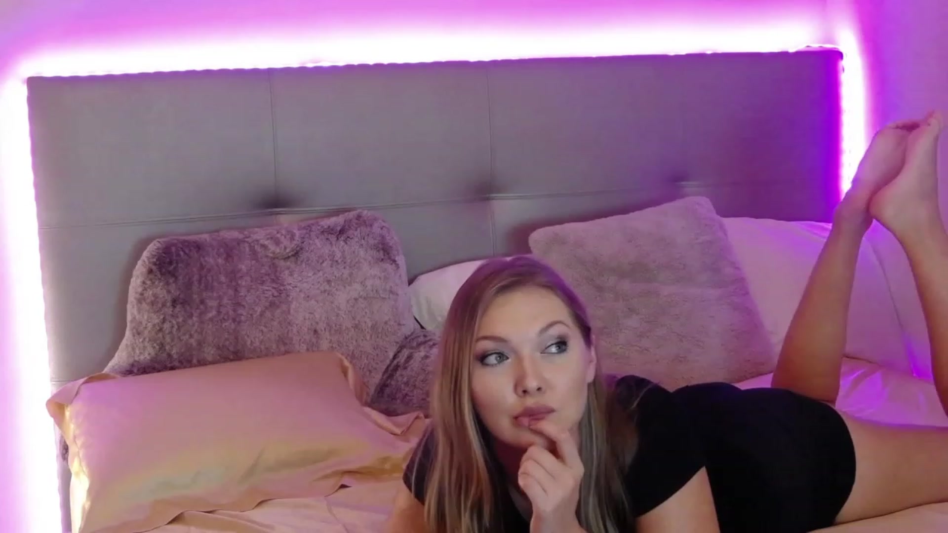 Gallery image thumbnail from KittyKpk's myfreecams stream on, 11/27/2022, 06:19 image 16 of 20