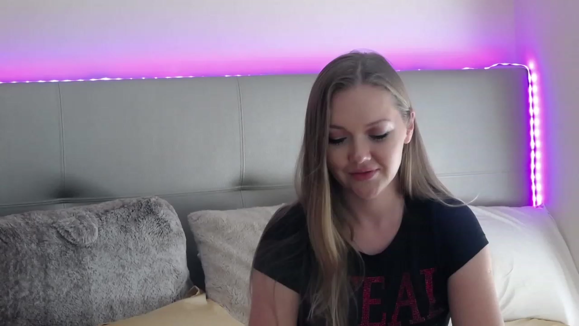 Gallery image thumbnail from KittyKpk's myfreecams stream on, 12/24/2022, 17:30 image 2 of 20