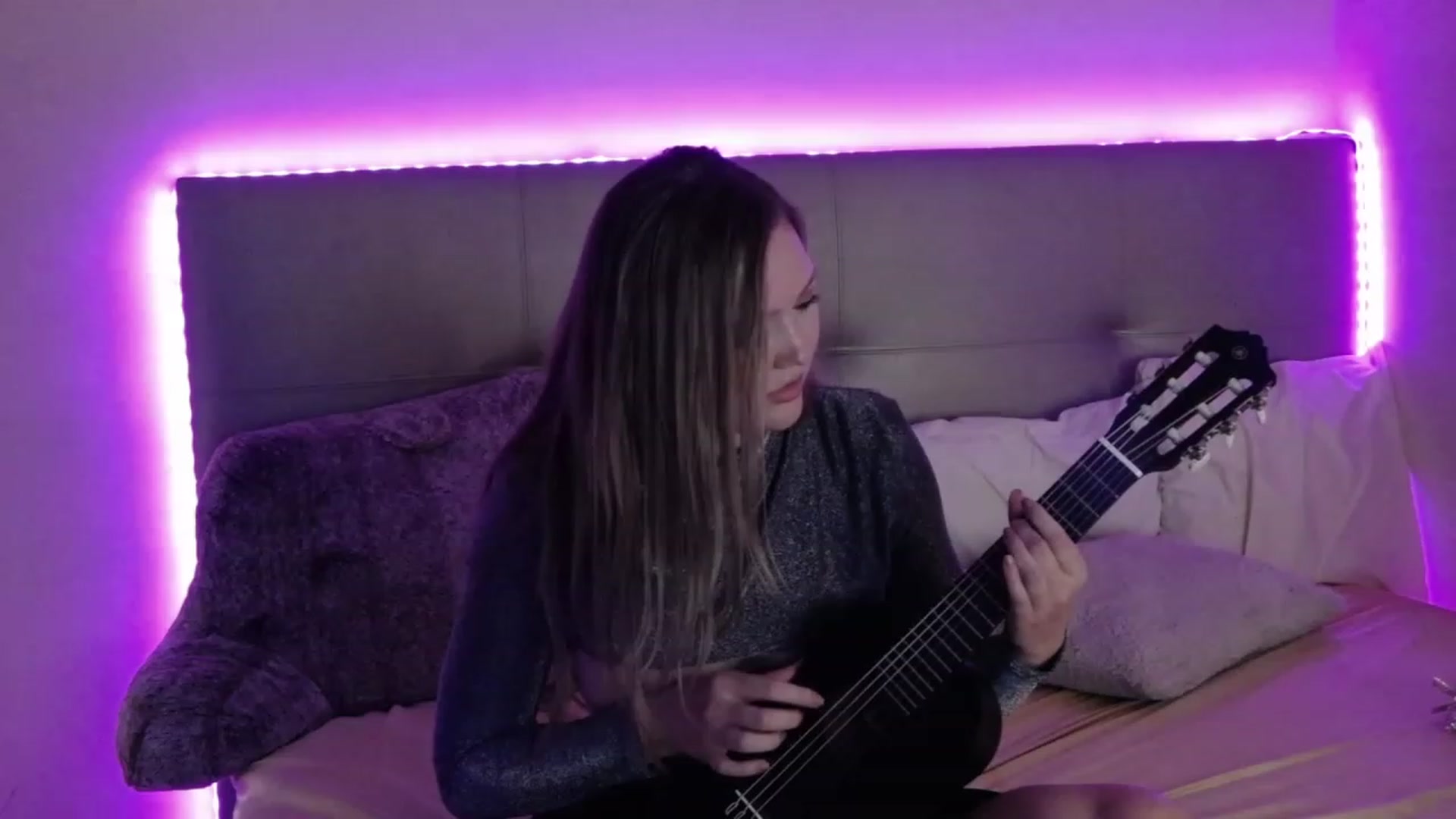 Gallery image thumbnail from KittyKpk's myfreecams stream on, 12/31/2022, 02:05 image 10 of 20