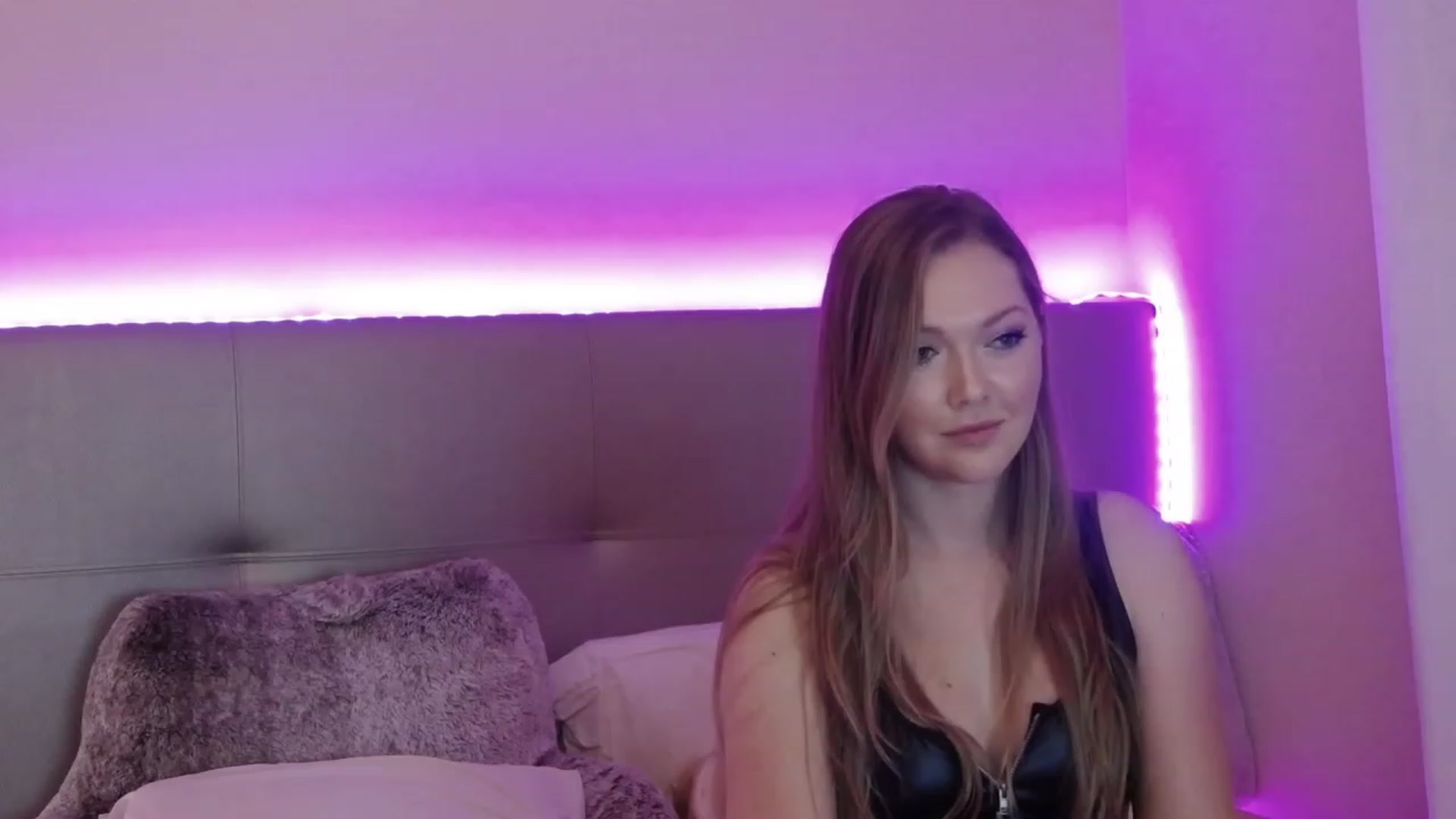 Gallery image thumbnail from KittyKpk's myfreecams stream on, 03/02/2023, 03:37 image 2 of 20