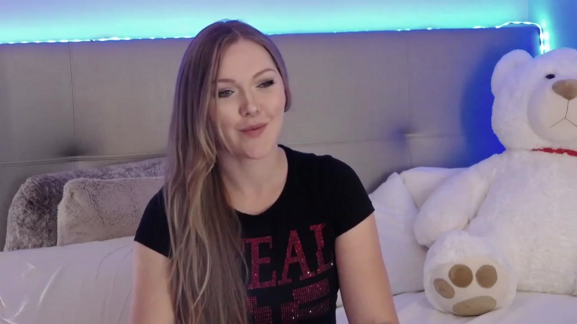Gallery image thumbnail from KittyKpk's myfreecams stream on, 04/20/2023, 24:07 image 10 of 20