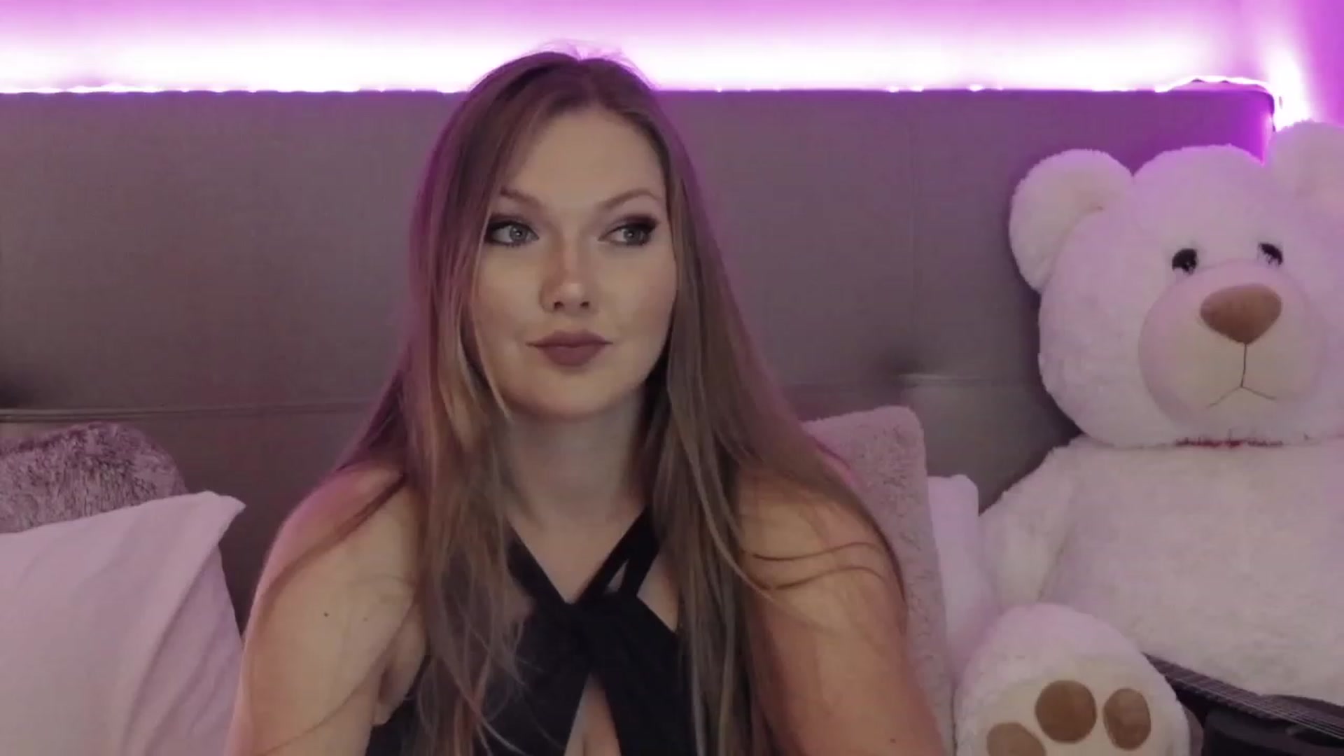 Gallery image thumbnail from KittyKpk's myfreecams stream on, 04/30/2023, 01:13 image 3 of 20
