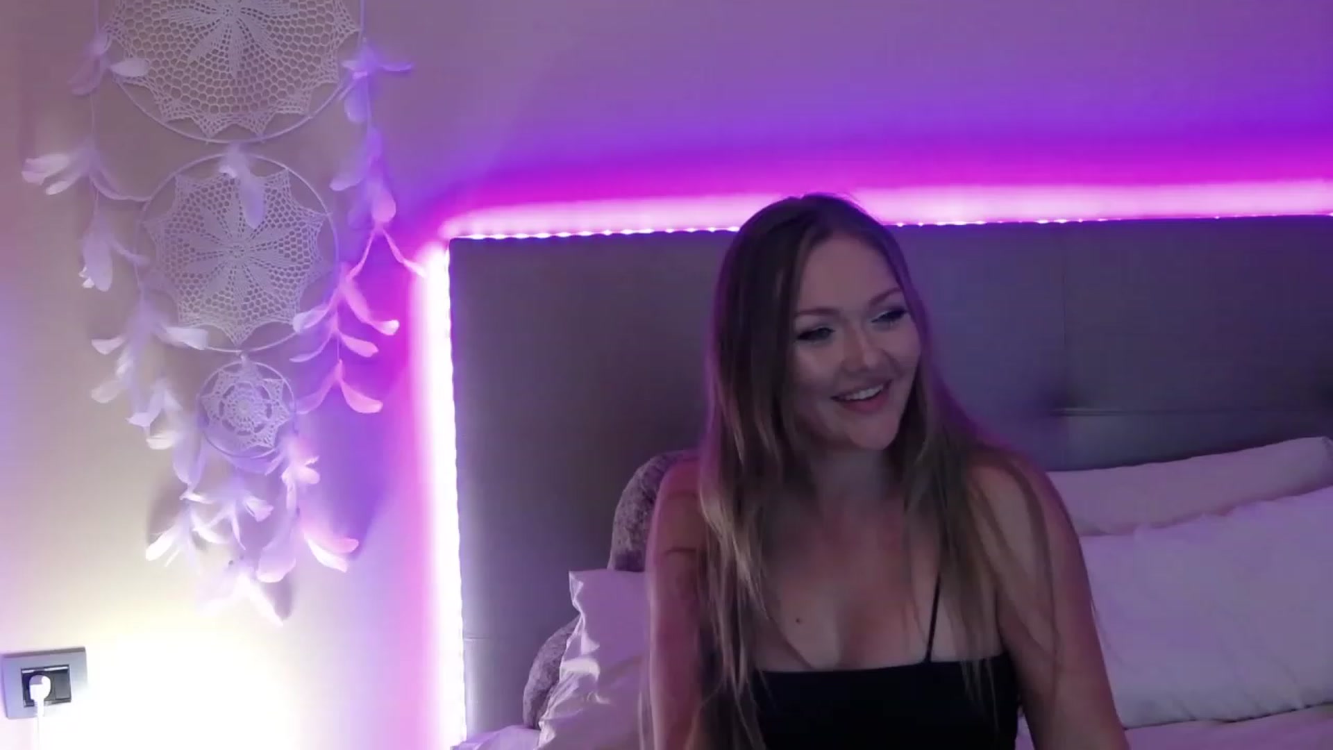 Gallery image thumbnail from KittyKpk's myfreecams stream on, 06/03/2023, 24:04 image 14 of 20